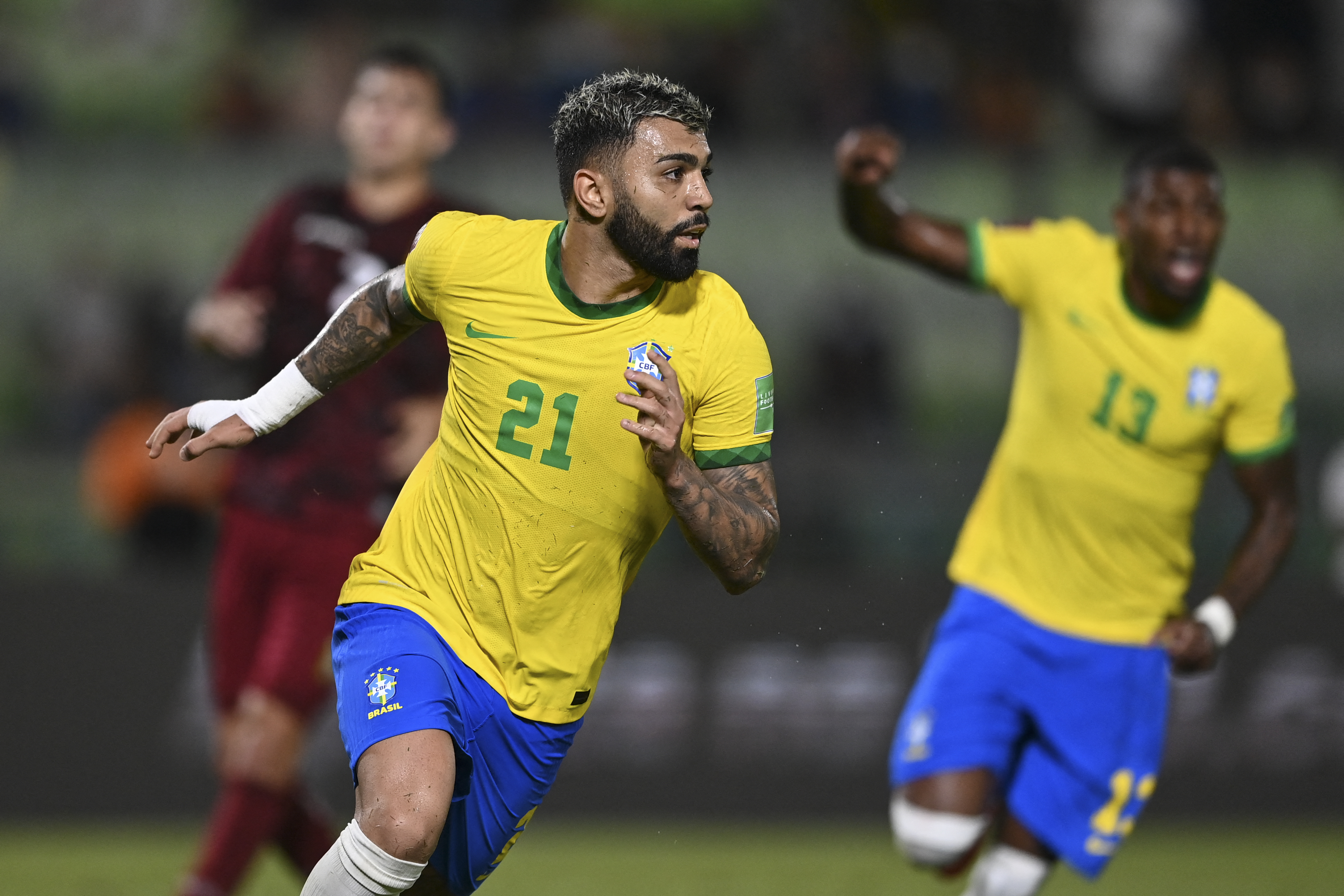 Gabriel Barbosa (I) celebra después de marcar de penal el 2-1 ante Venezuela en  Caracas. Foto Prensa Libre: AFP.