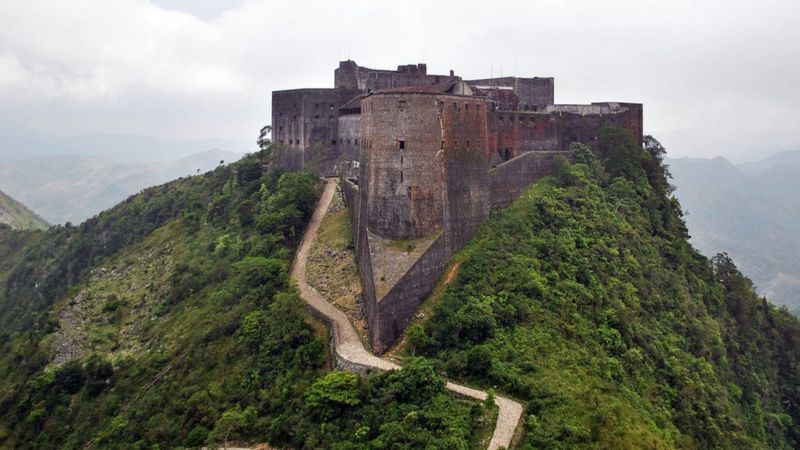 La Ciudadela de Laferrièr, que corona la montaña del Gorro del Obispo, es la mayor fortaleza construida en el mundo Occidental.