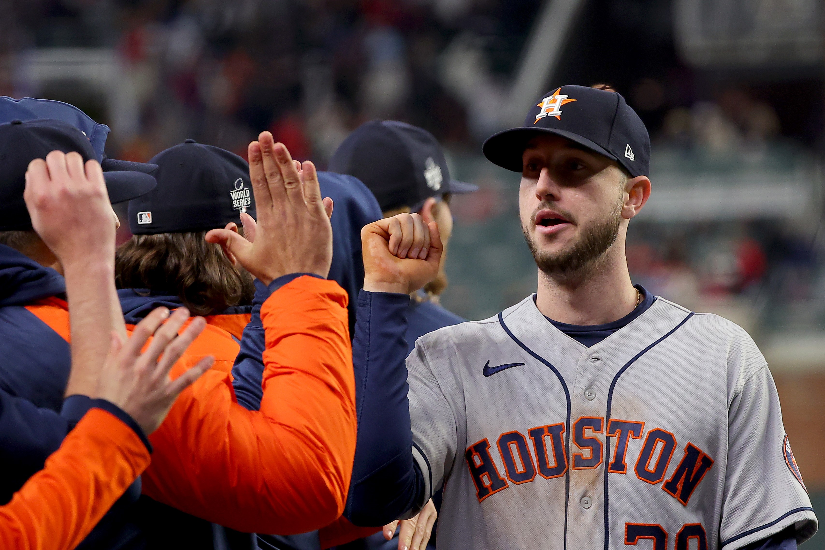 El jugador de los Astros de Houston Kyle Tucker (30) celebra con sus compañeros después de remontar 9-5 a los Bravos de Atlanta en el juego 5 de la Serie Mundial en el Truist Park de Georgia. (Foto Prensa Libre: AFP)