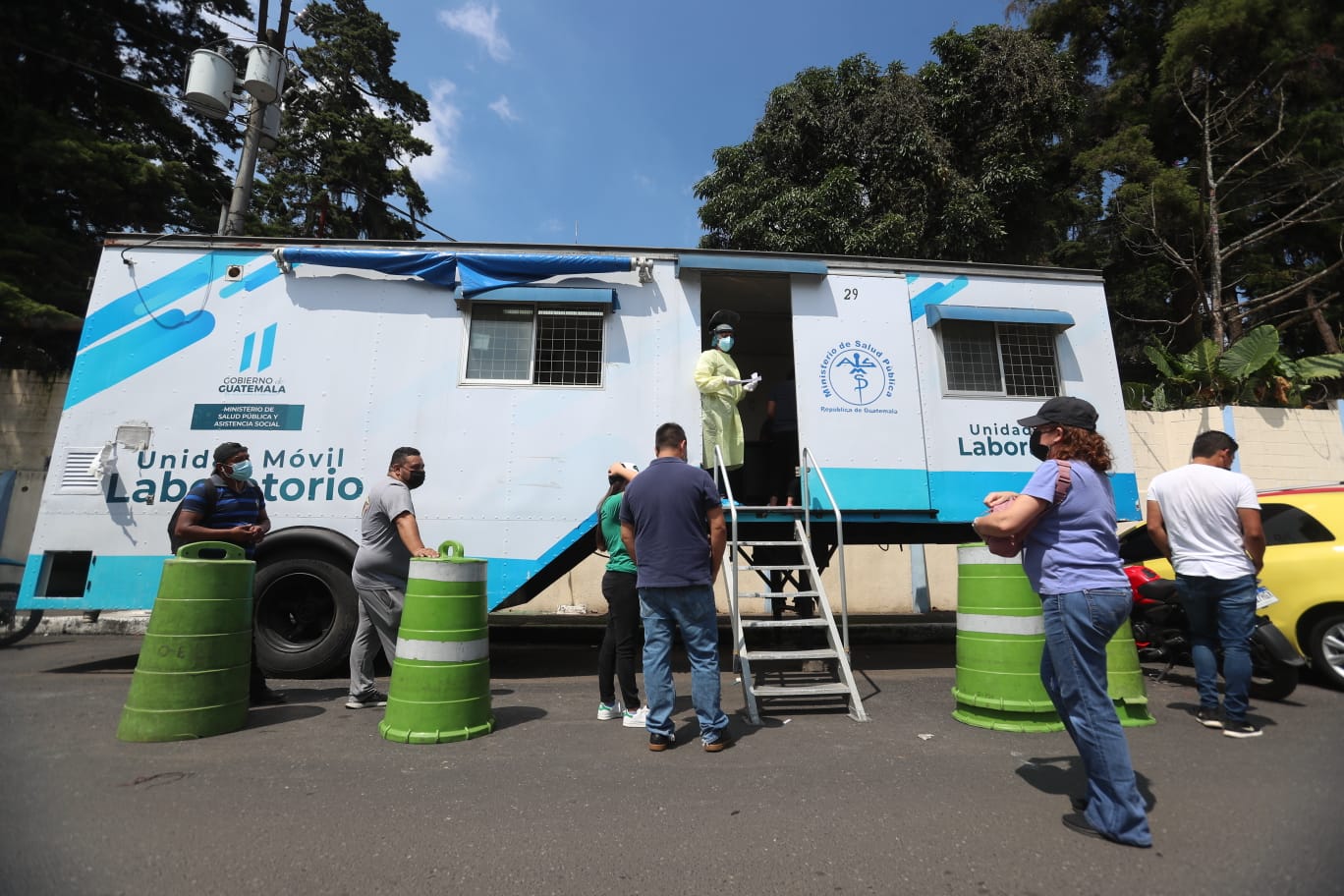 Guatemaltecos buscan hacerse la prueba de coronavirus y un alto porcentaje da positivo, según datos de Salud. (Foto Prensa Libre: Juan Diego González) 