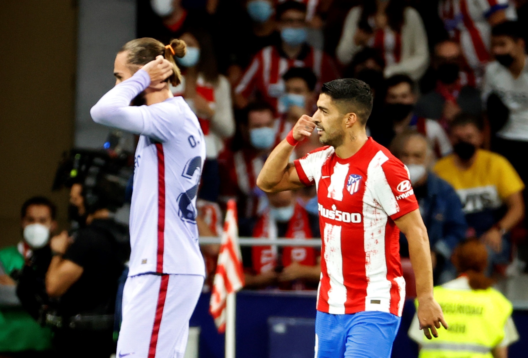 El delantero del Atlético de Madrid Luis Suárez (d), tras poner el 2-0 ante el Barcelona, simuló con la mano una llamada por teléfono con un destinatario fácilmente imaginable: Ronald Koeman. (Foto Prensa Libre: EFE)