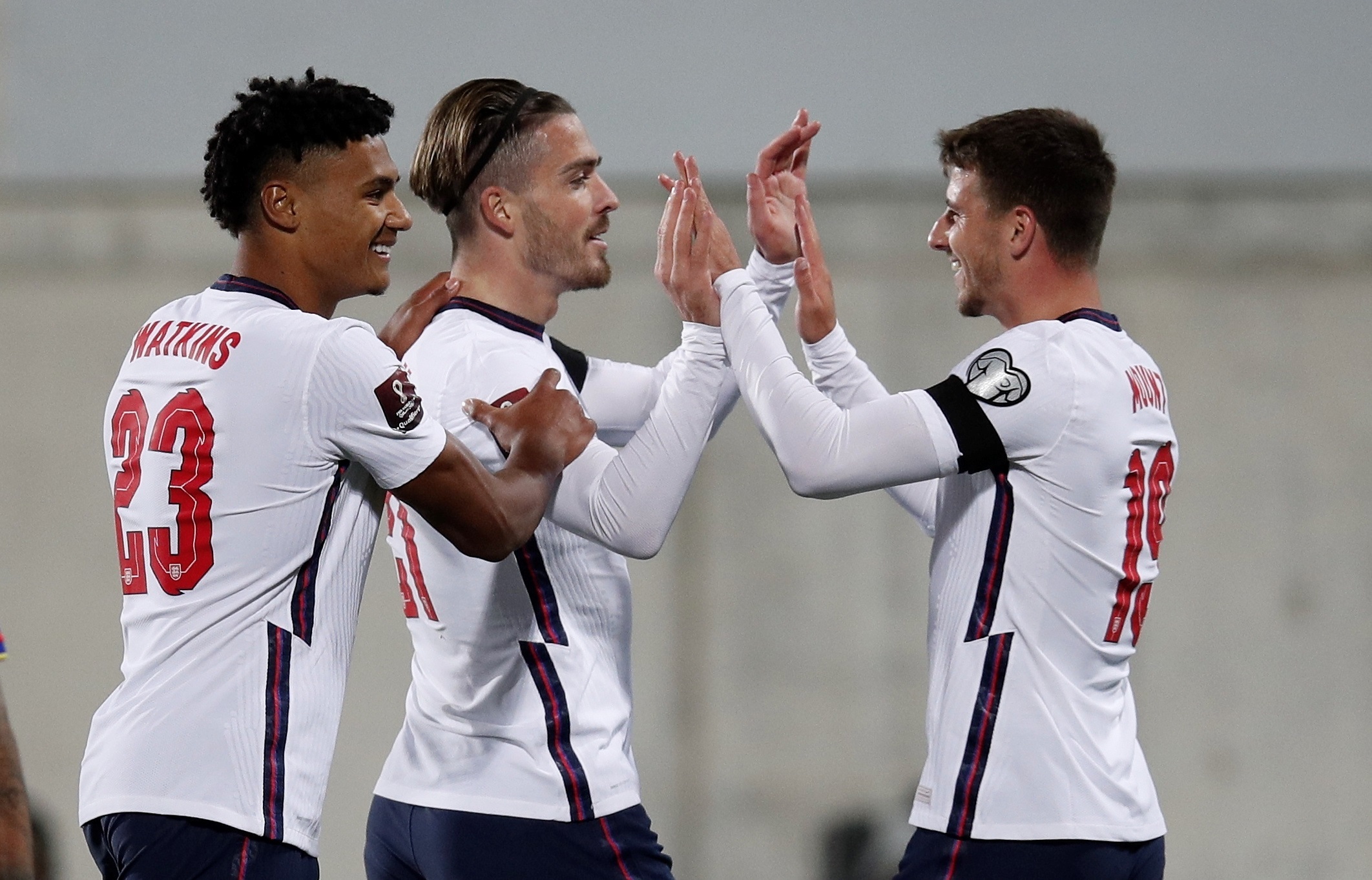 Los jugadores de Inglaterra, Jack Grealish (Centro), Ollie Watkins (Izquierda) y Mason Mount (Derecha), celebrando después de anotarle a Andorra. (Foto Prensa Libre: EFE)