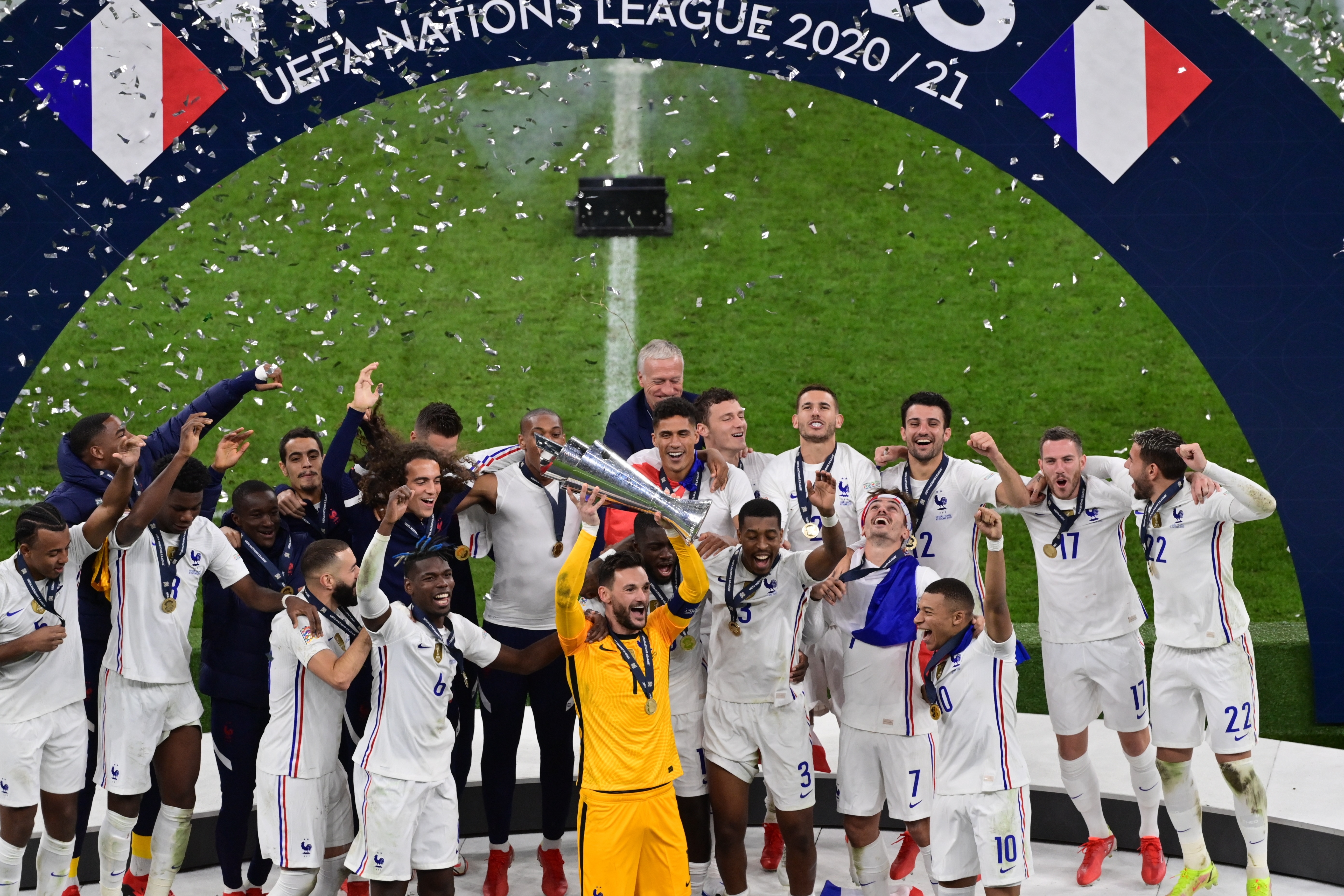 Los jugadores de Francia celebran mientras levantan el segundo trofeo de la UEFA Nations League ante España. (Foto Prensa Libre: EFE)