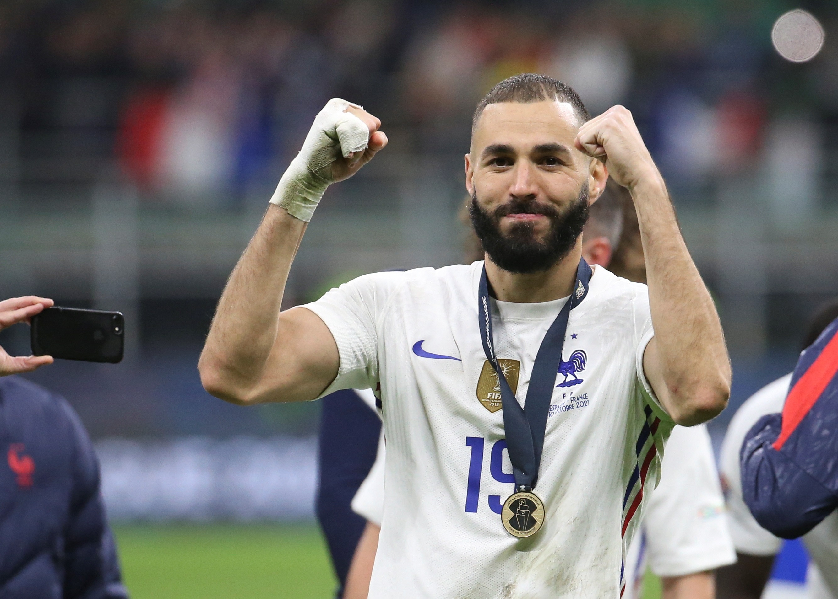 El delantero francés Karim Benzema celebra después de la UEFA Nations League la victoria ante España. (Foto Prensa Libre: EFE)