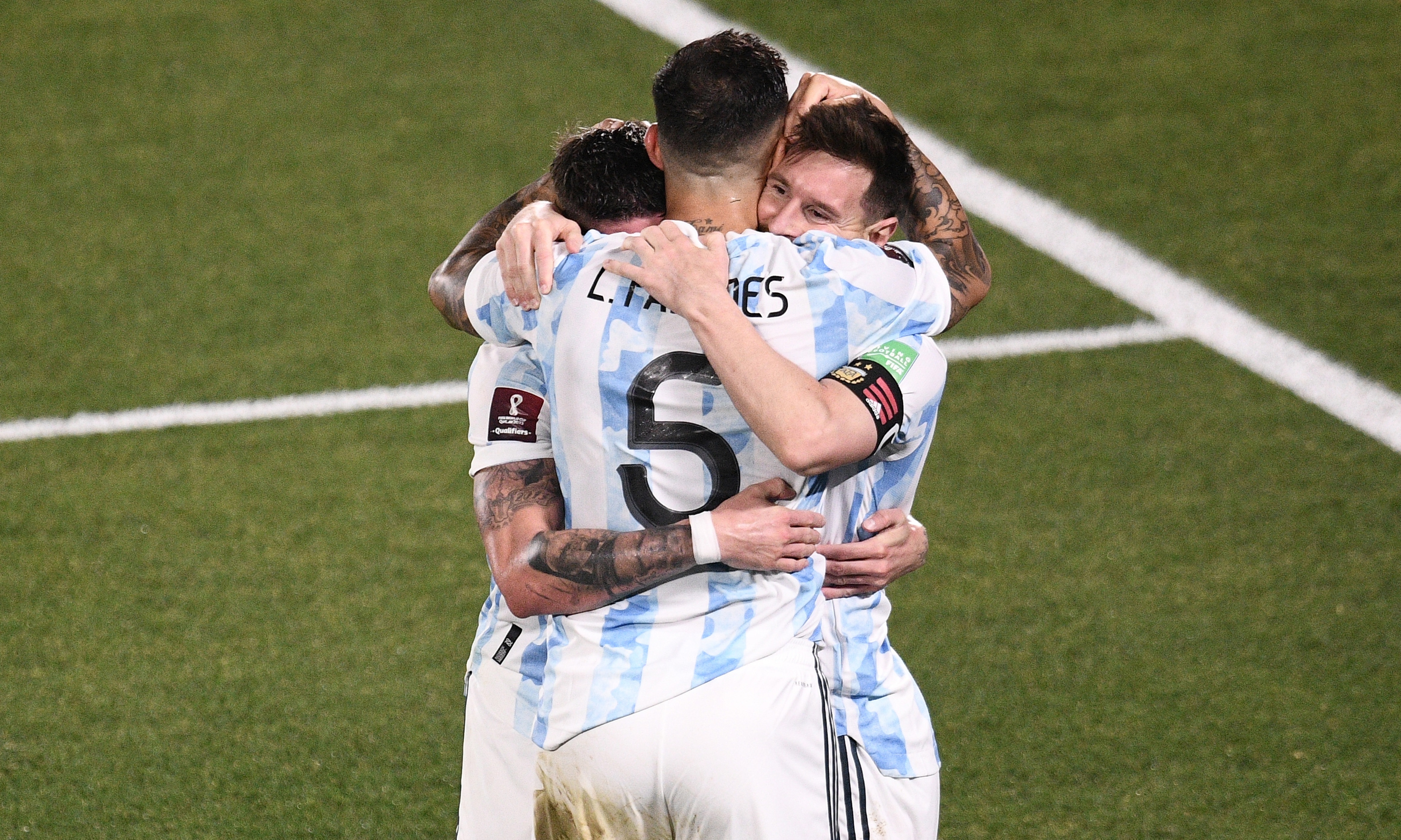 Lionel Messi (derecha) de Argentina celebra un gol con sus compañeros, en un partido de las eliminatorias sudamericanas para el Mundial de Catar 2022 entre Argentina y Uruguay. (Foto Prensa Libre: EFE)