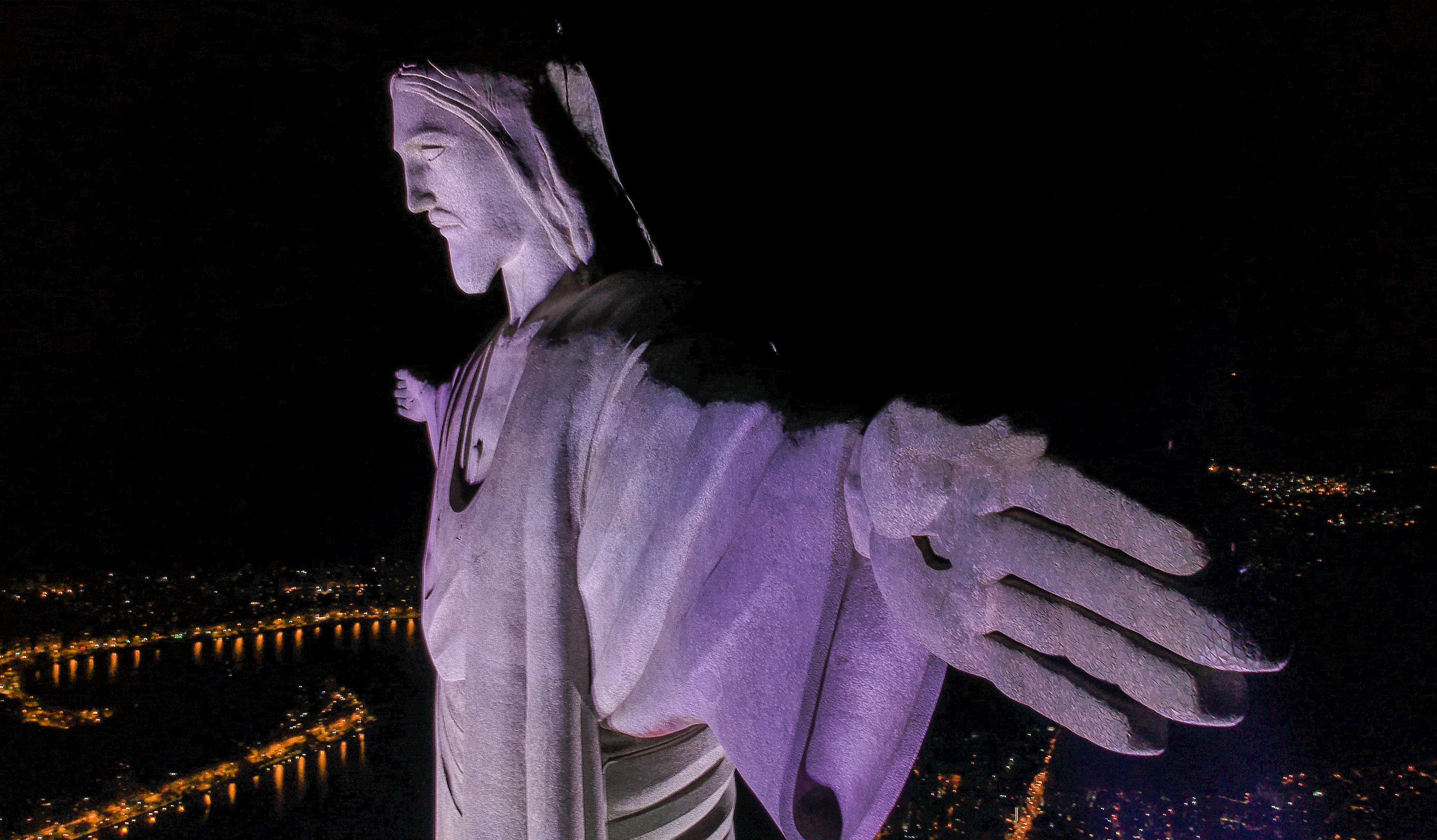 Un fotógrafo brasileño contó su experiencia de tomar una fotografía en donde un rayo golpea al Cristo Redentor, en Río de Janeiro. (Foto Prensa Libre: EFE)