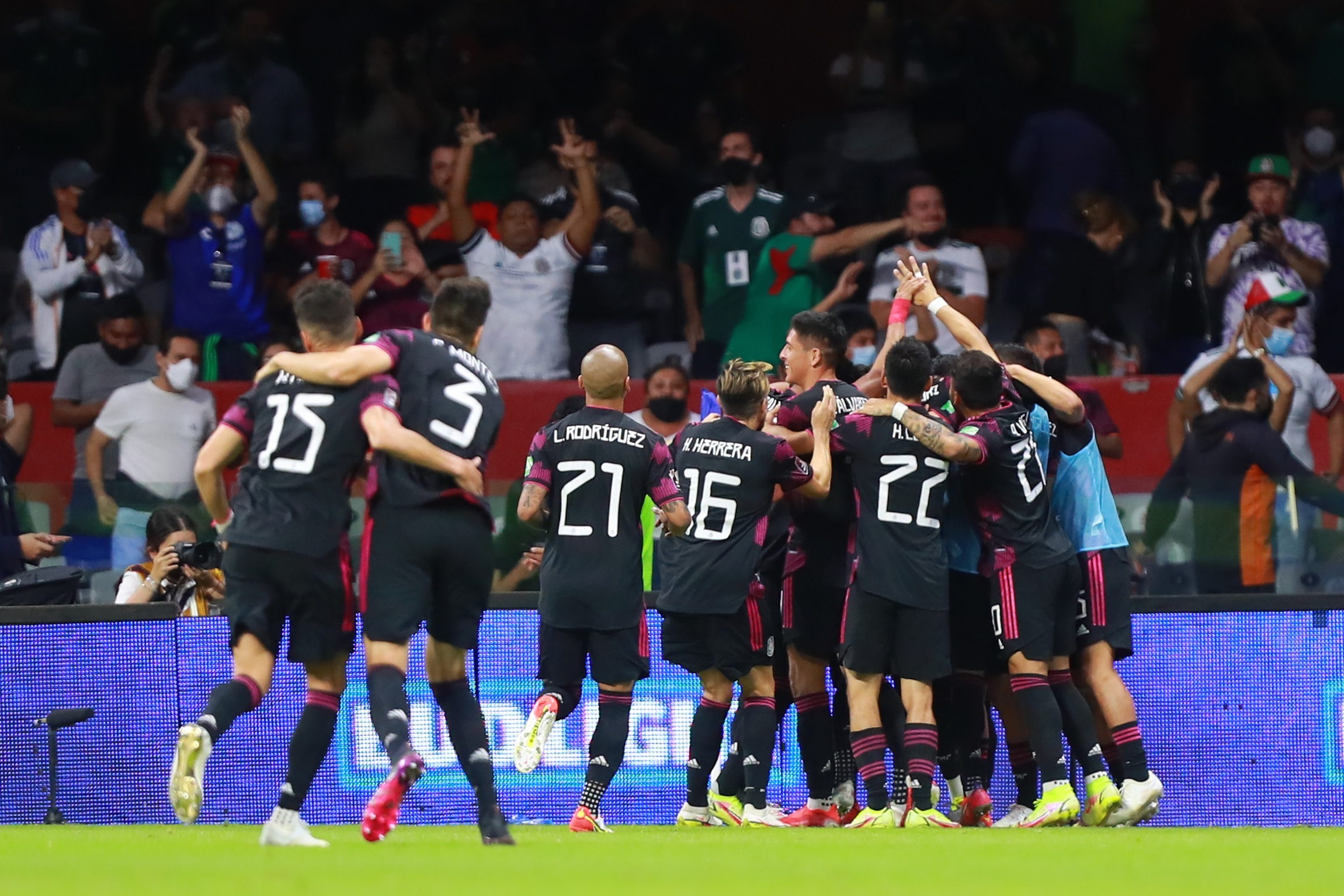 Los jugadores de México celebran un gol de Rogelio Funes Mori hoy, durante un partido por las eliminatorias de Concacaf al Mundial de Catar 2022 entre México y Honduras, en el estadio Azteca. (Foto Prensa Libre: EFE) 