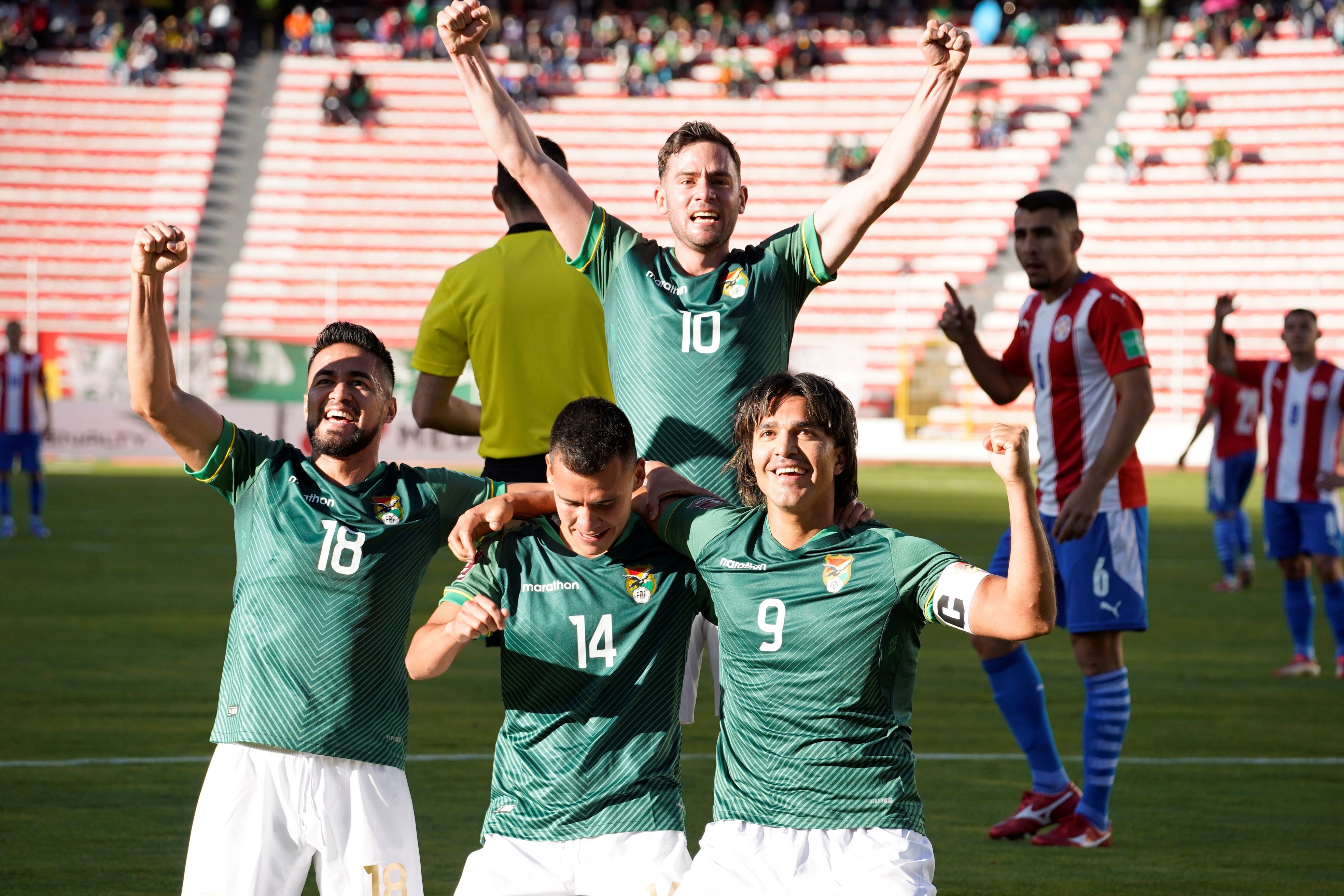 Jugadores de Bolivia celebran un gol este 14 de octubre en el partido de las eliminatorias sudamericanas para el Mundial de Qatar 2022 ante Paraguay en el estadio Hernando Siles en La Paz. Foto Prensa Libre: EFE.