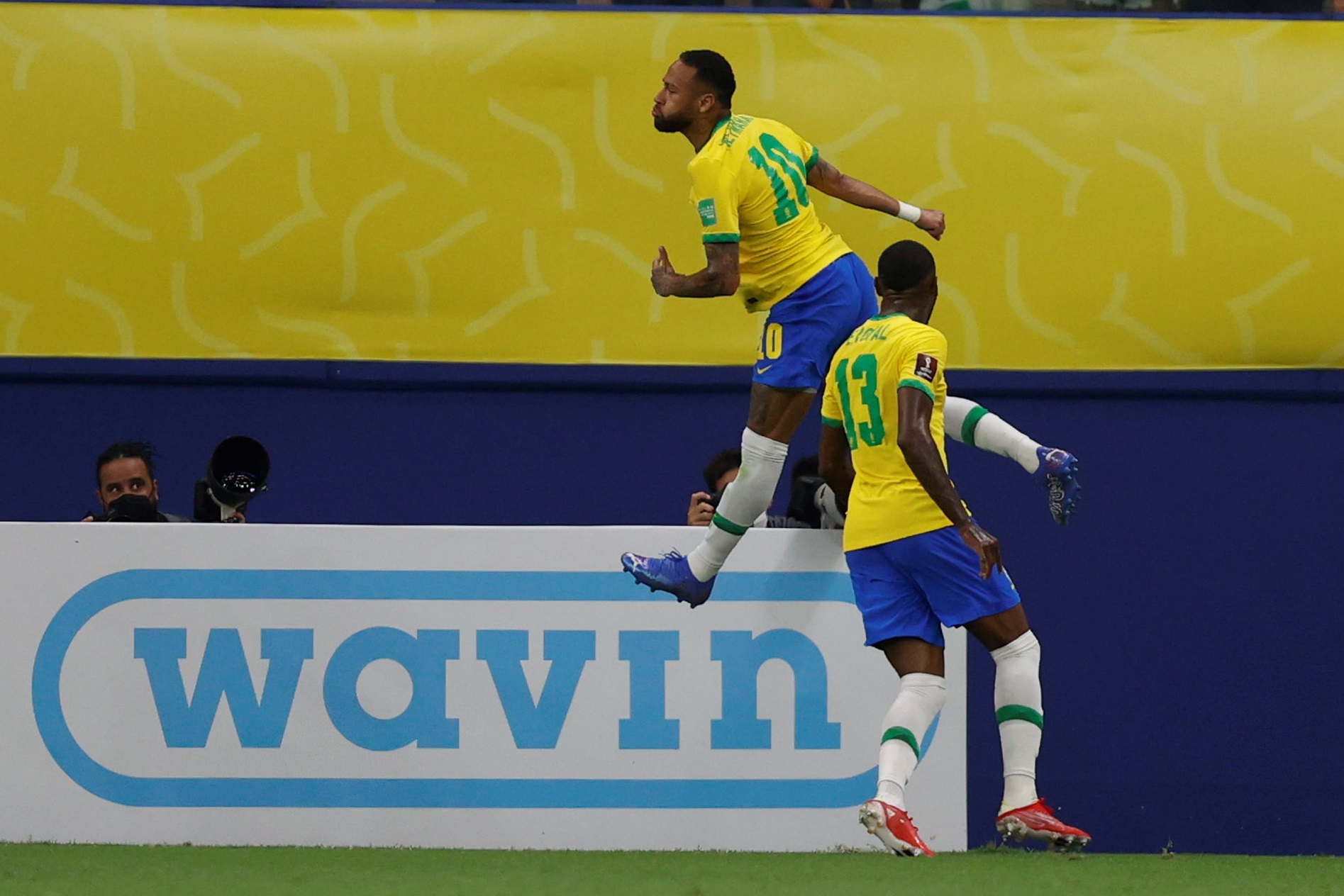 Neymar Jr (arriba) de Brasil celebra tras anotar contra Uruguay, durante un partido por las eliminatorias sudamericanas para el Mundial de Qatar 2022, en el estadio Arena da Amazonia en Manaos (Brasil). Foto Prensa Libre: EFE.