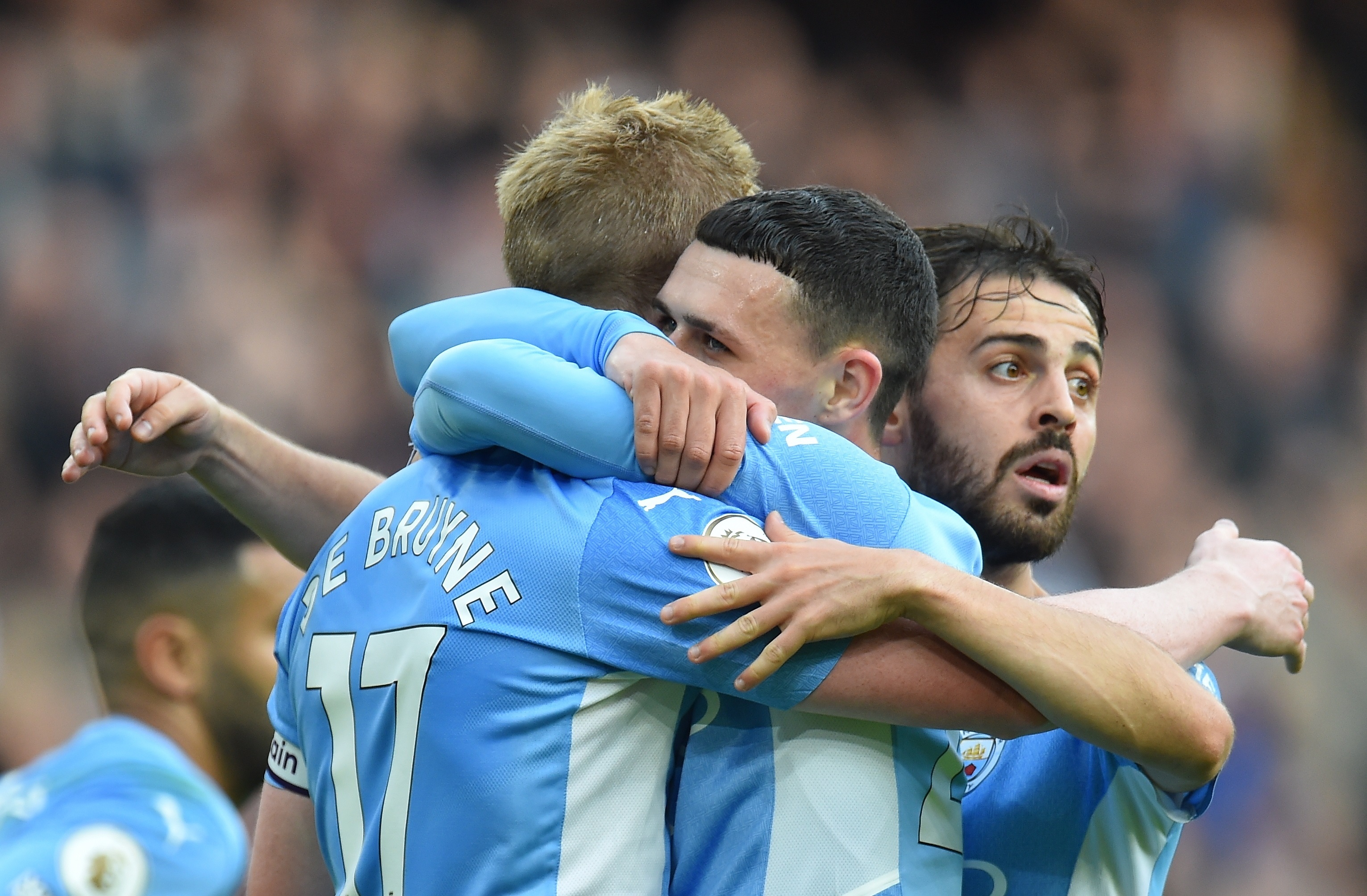 El jugador del Manchester City Kevin De Bruyne (17) festeja con sus compañeros Phil Foden (centro) y Bernardo Silva después del 2-0 al Burnley. (Foto Prensa Libre: EFE)