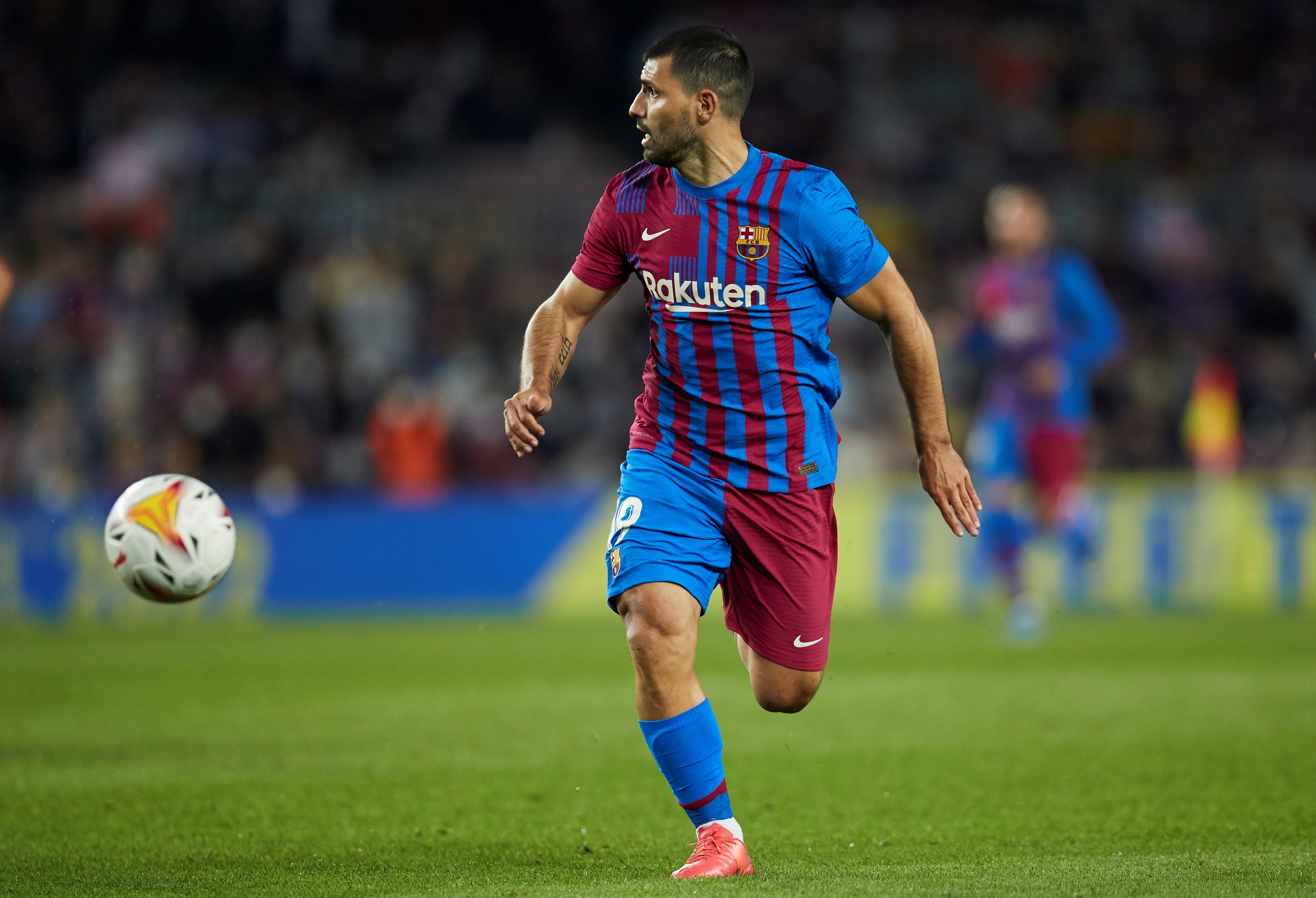 El delantero argentino del FC Barcelona, Sergio "Kun" Agüero, durante el encuentro ante el Valencia en el estadio del Camp Nou. (Foto Prensa Libre: EFE)