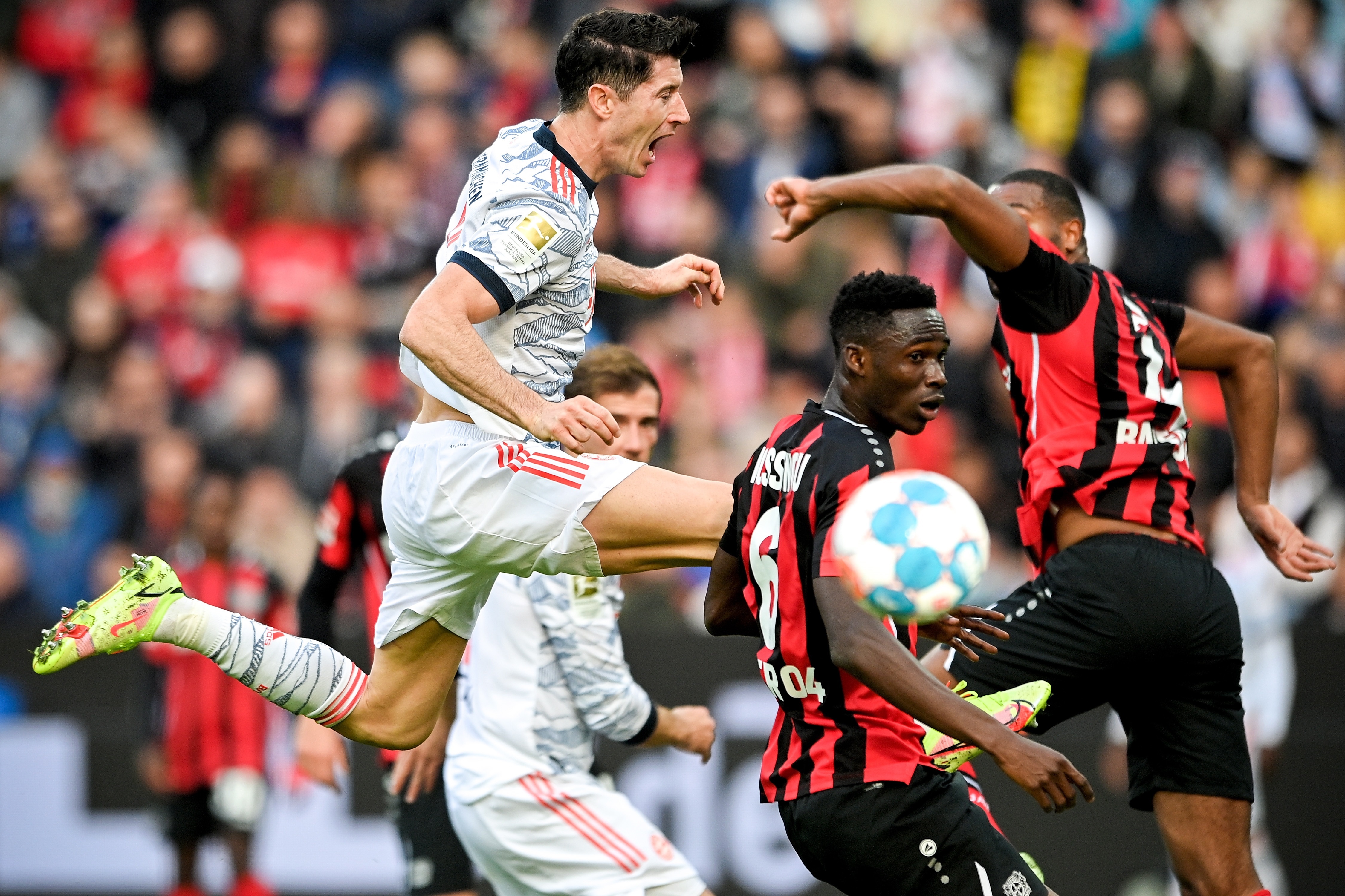 El delantero del FC Bayern Robert Lewandowski (centro) en una acción frente al Leverkusen. (Foto Prensa Libre: EFE)