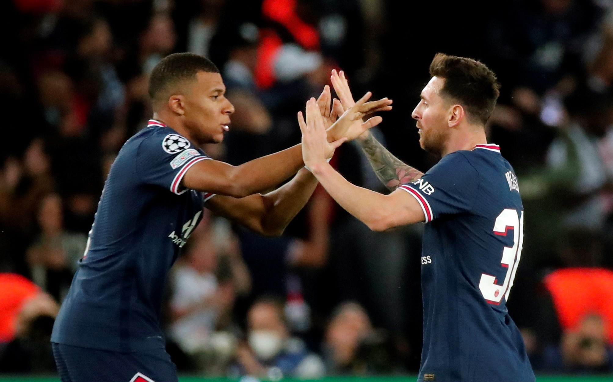 Lionel Messi celebra uno de sus dos goles con Kylian Mbappé durante el partido ante el RB Leipzig. Foto Prensa Libre: EFE.