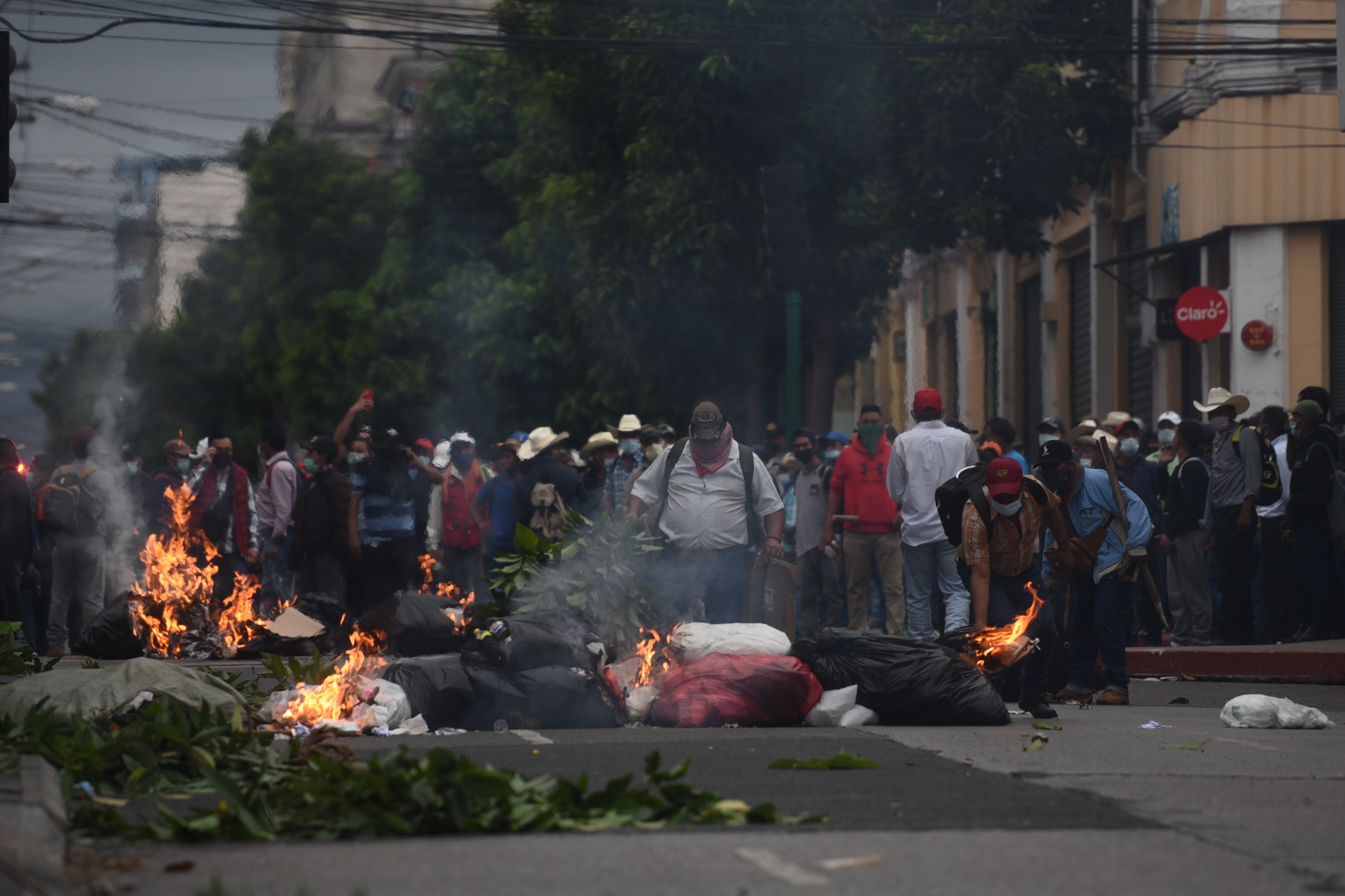 
Agentes antimotines de la PNC retomaron el control del Congreso después de que fuera invadido a la fuerza el 19 de octubre pasado por veteranos militares que exigen una compensación económica por sus servicios en el conflicto armado interno. (Foto Prensa Libre: EFE)
