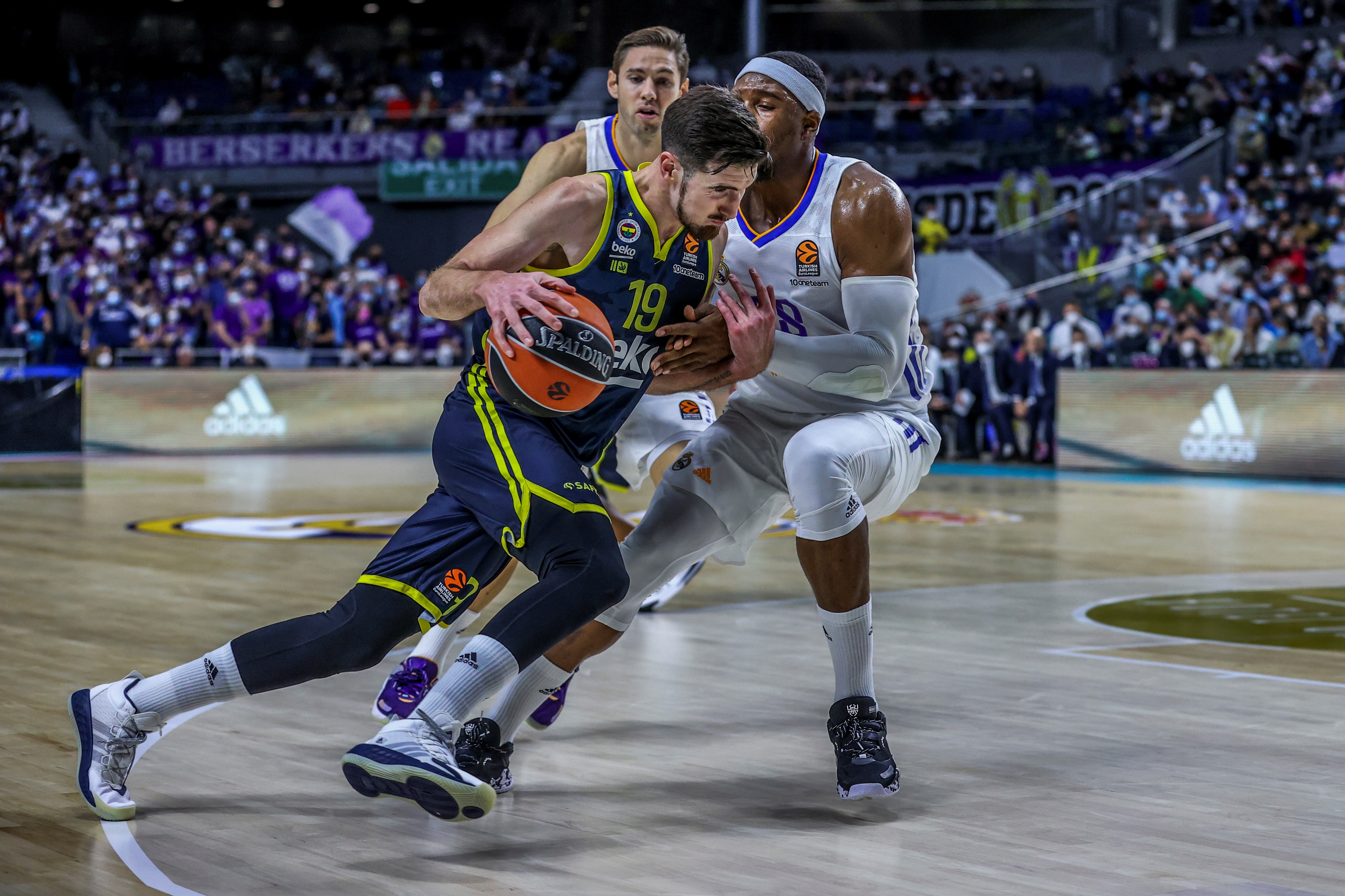 El ala-pívot francés Guerschon Yabusele (d), del Real Madrid, defiende a su compatriota, el base Nando De Colo (i), del Fenerbahce, durante el encuentro de Euroliga entre Real Madrid y Fenerbahce, el jueves 21 de octubre en el Wizink Center en Madrid. Foto Prensa Libre: EFE.