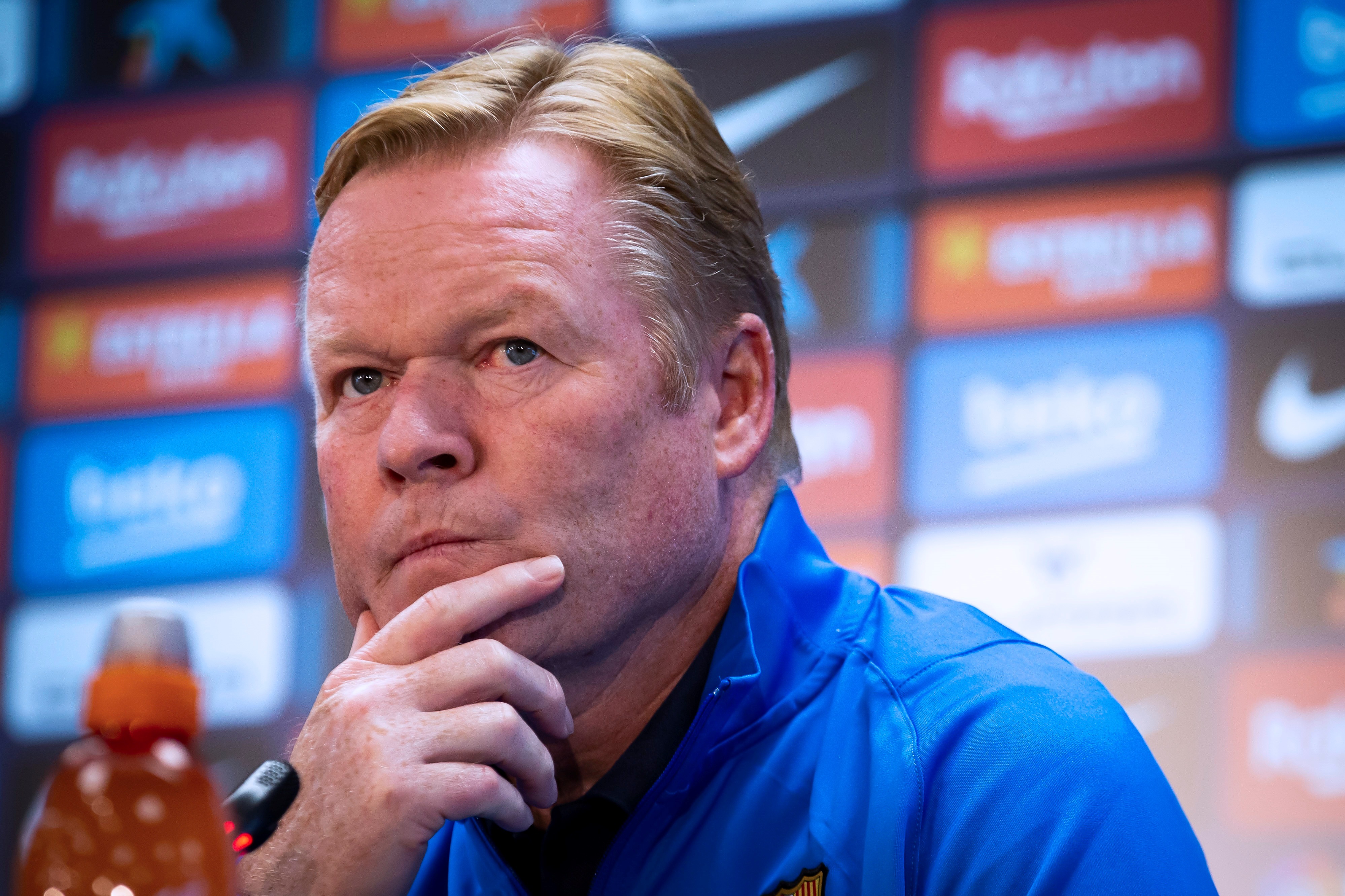 El entrenador holandés del FC Barcelona, Ronald Koeman a su llegada a la rueda de prensa tras el entrenamiento del equipo en la ciudad deportiva de Sant Joan D'Espi. (Foto Prensa Libre: EFE)