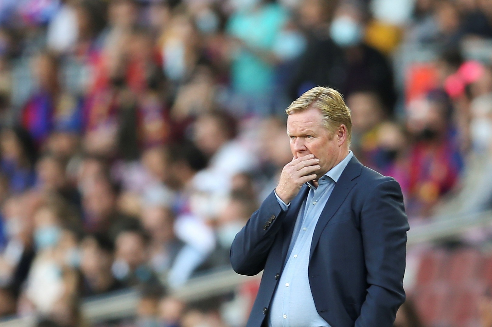 El entrenador del FC Barcelona Ronald Koeman durante el partido de la décima jornada de Liga que disputan FC Barcelona y el Real Madrid. (Foto Prensa Libre: EFE)