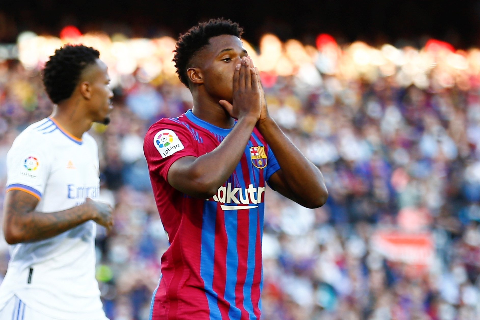 El delantero del FC Barcelona Ansu Fati durante el partido de la décima jornada de Liga que disputan FC Barcelona y el Real Madrid en el estadio Camp Nou de Barcelona. Fati estará fuera por una lesión a la que no quiso pasar por el quirófano. Foto Prensa Libre: EFE.