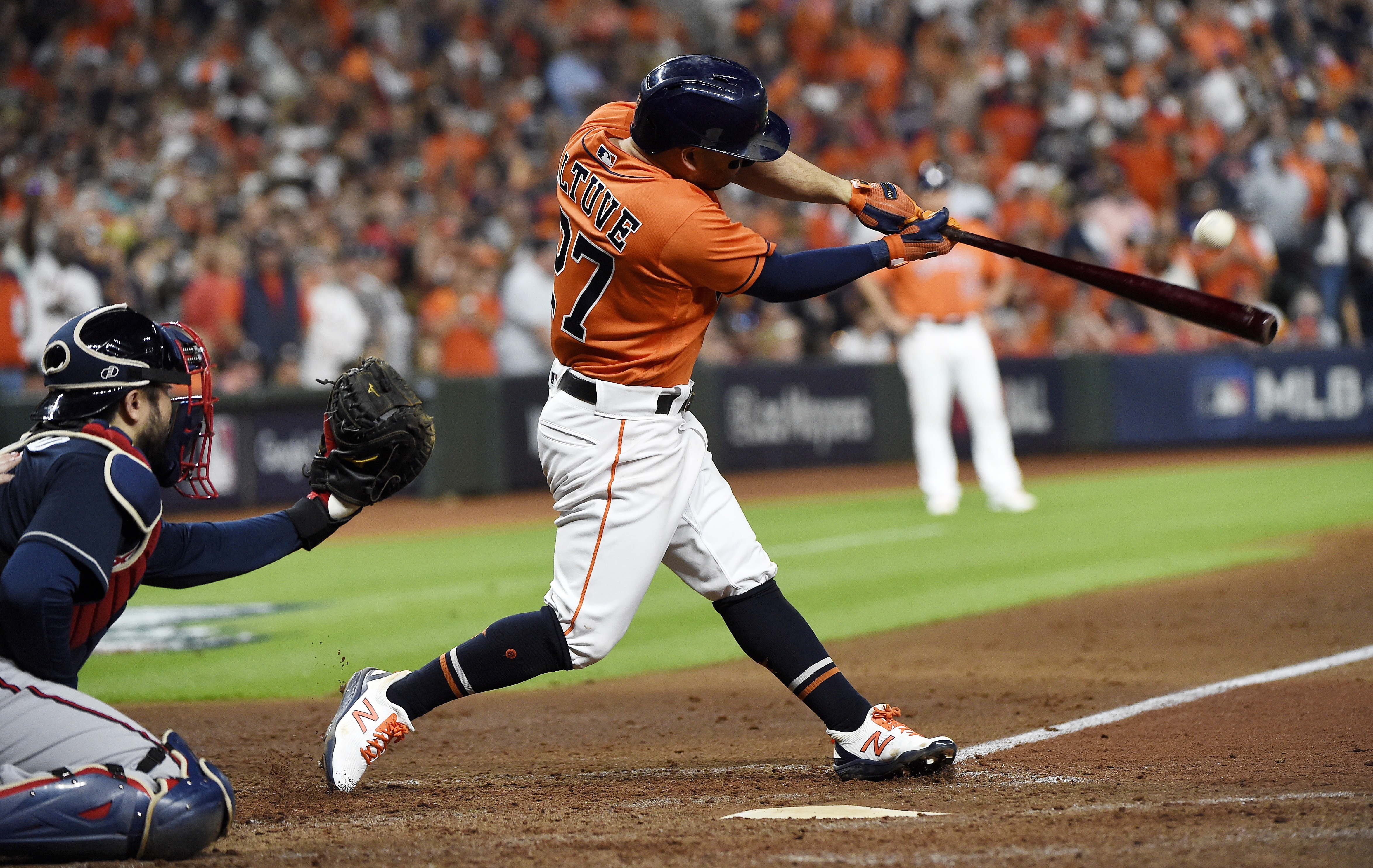 El bateador de los Astros José Altuve conectó un home run ante los Bravos de Atlanta en la séptima entrada del segundo juego de la Serie Mundial. Foto Prensa Libre: EFE.