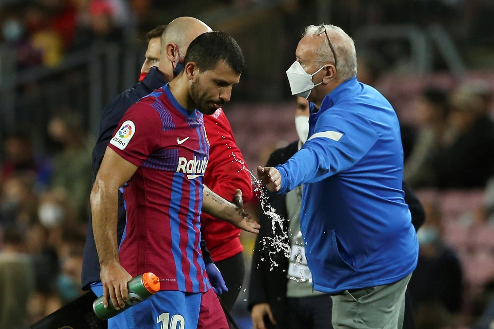 El delantero argentino del Barcelona Sergio Agüero, abandona el terreno de juego durante el partido ante el Deportivo Alavés en el Camp Nou. (Foto Prensa Libre: EFE)