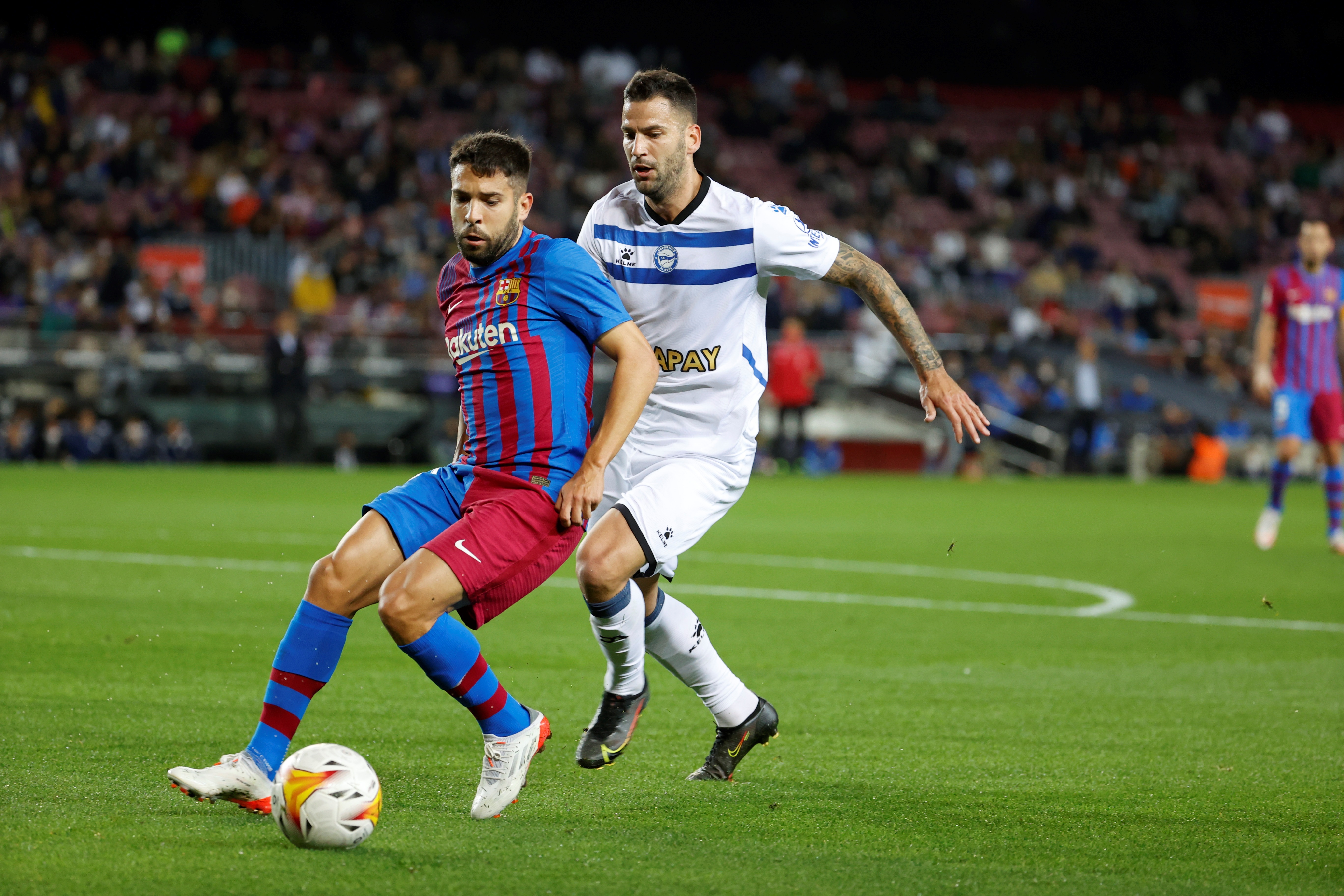 El defensa del Barcelona Jordi Alba, durante el partido de la jornada 12 de Liga ante el Deportivo Alavés en el Camp Nou. (Foto Prensa Libre: EFE)