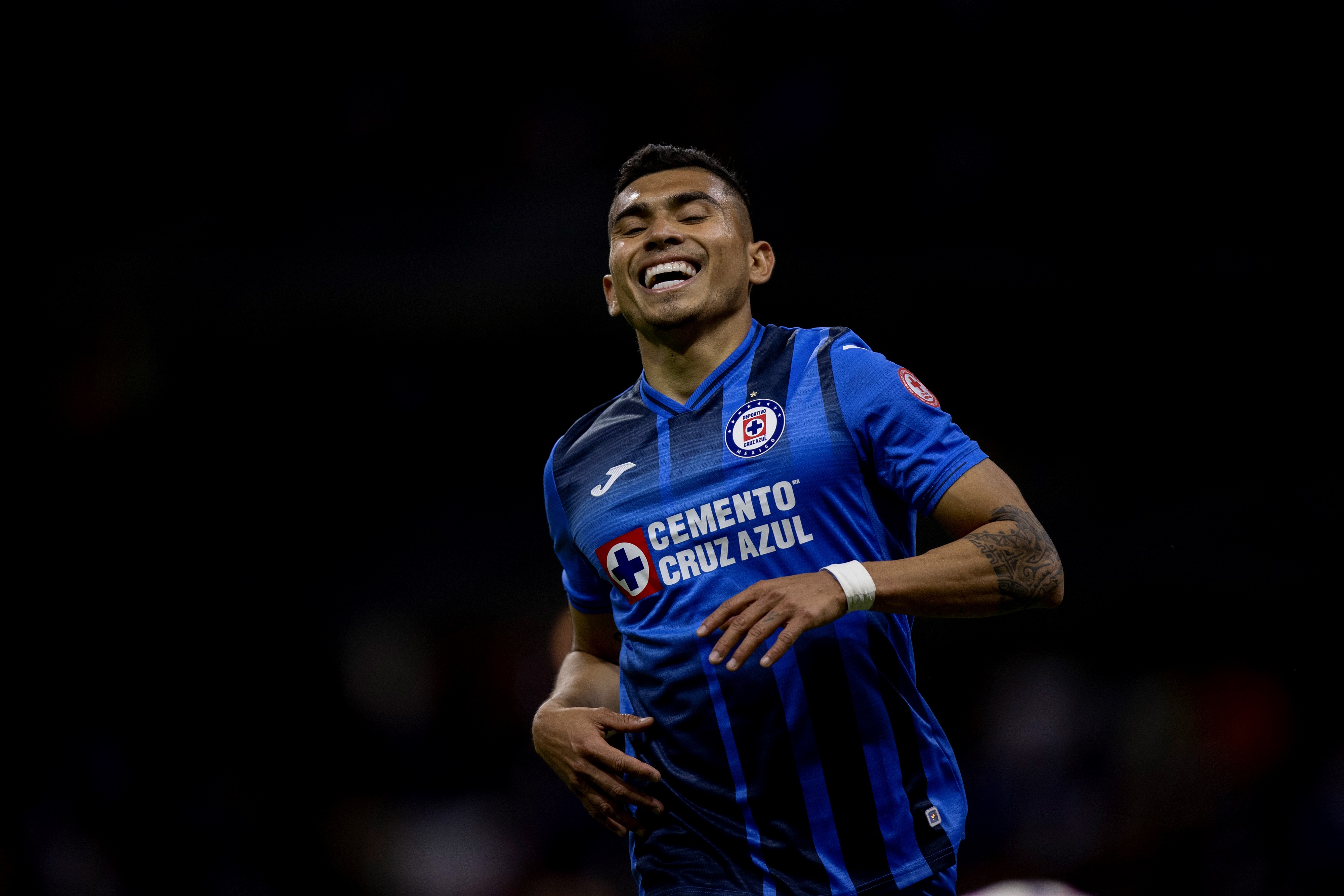 Orbelín Pineda de Cruz Azul reacciona durante la jornada 16 del Torneo Apertura 2021 de la Liga MX. (Foto Prensa Libre: EFE)