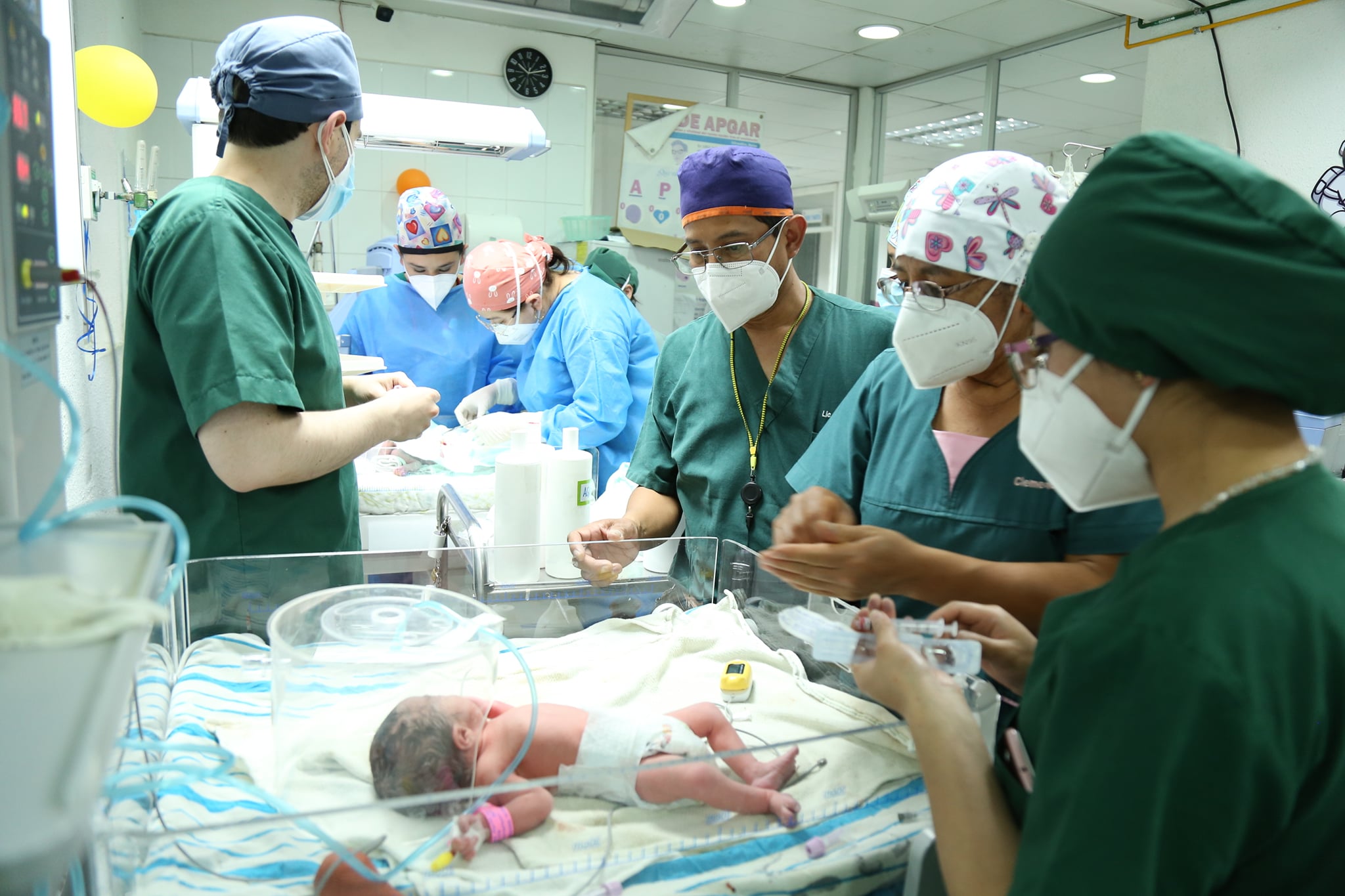 Equipo médico atiende a las trillizas que nacieron en el Hospital Regional de Occidente de Quetzaltenango. (Foto Prensa Libre: HRO)