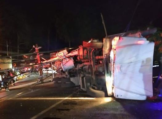 Muere el accidente vial el piloto de un camión en el kilómetro 21.7 ruta a San José Pinula. (Foto Prensa Libre: Twitter)