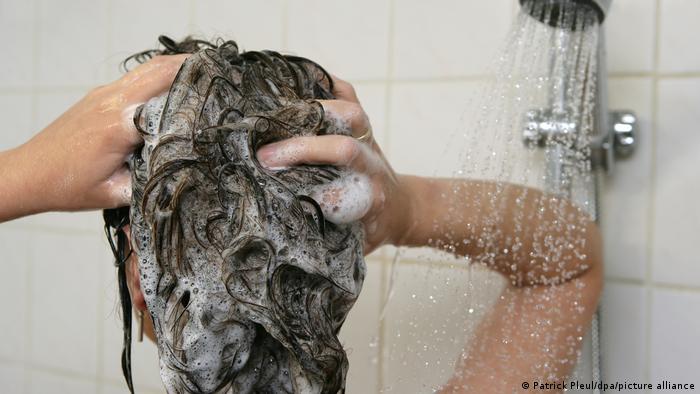 Bañarse una o dos veces por semana ayuda a reducir el consumo de agua y además es bueno para la salud de la piel. (Patrick Pleul/dpa/picture alliance)	