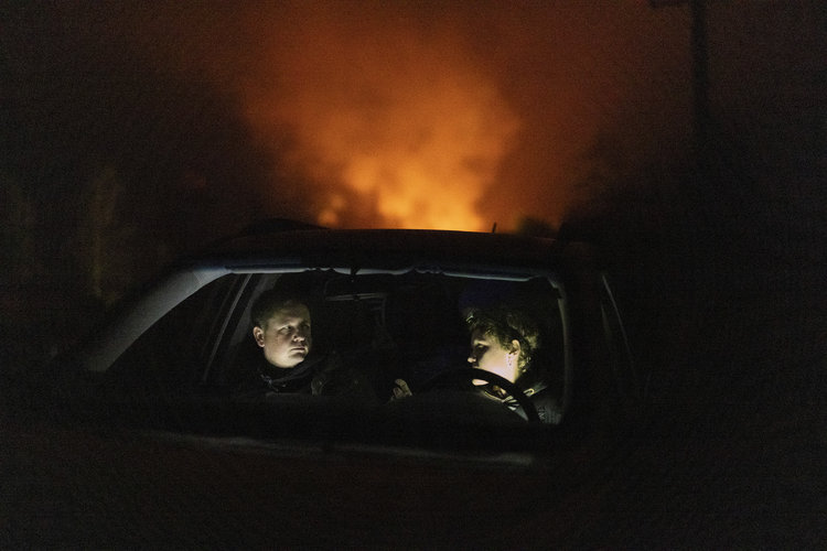 Una familia de solicitantes de asilo kurdos procedentes de Irak con su hija enferma reciben ayuda en Podlaquia, Polonia, después de haber caminado por el bosque desde la frontera con Bielorrusia, el sábado 1.° de octubre de 2021. (Maciek Nabrdalik/The New York Times)