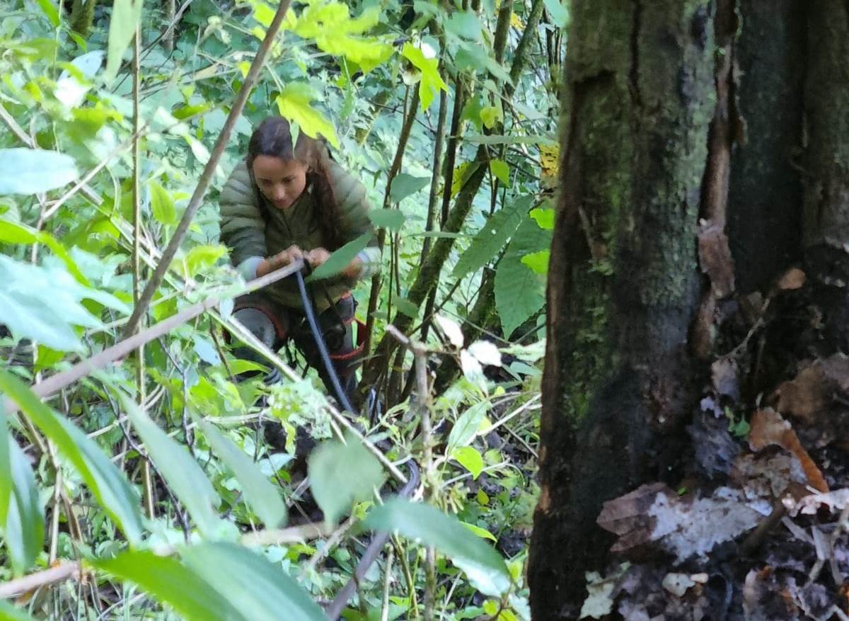 La Brigada de Rescate de los Bomberos Voluntarios con rápel rescataron a seis israelíes y dos guatemaltecos perdidos en el Volcán de Fuego. (Foto Prensa Libre: Fredy de León) 