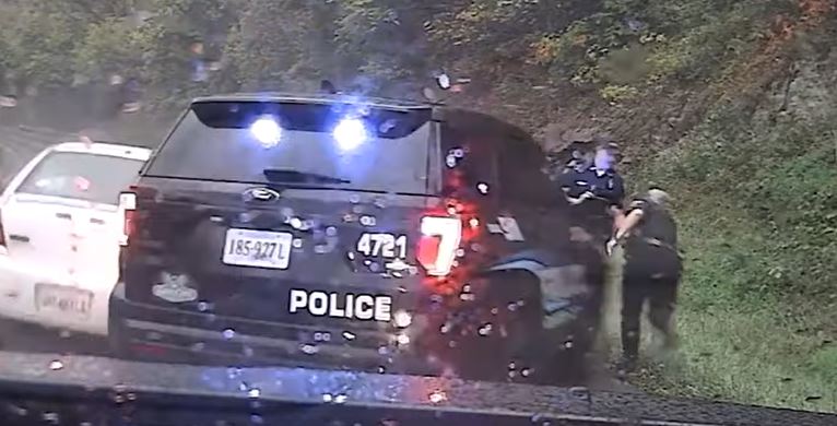 Momento en que un policía evita que su compañera sea arrollada en Estados Unidos. (Foto Prensa Libre: Tomada de video de Daily Mail)