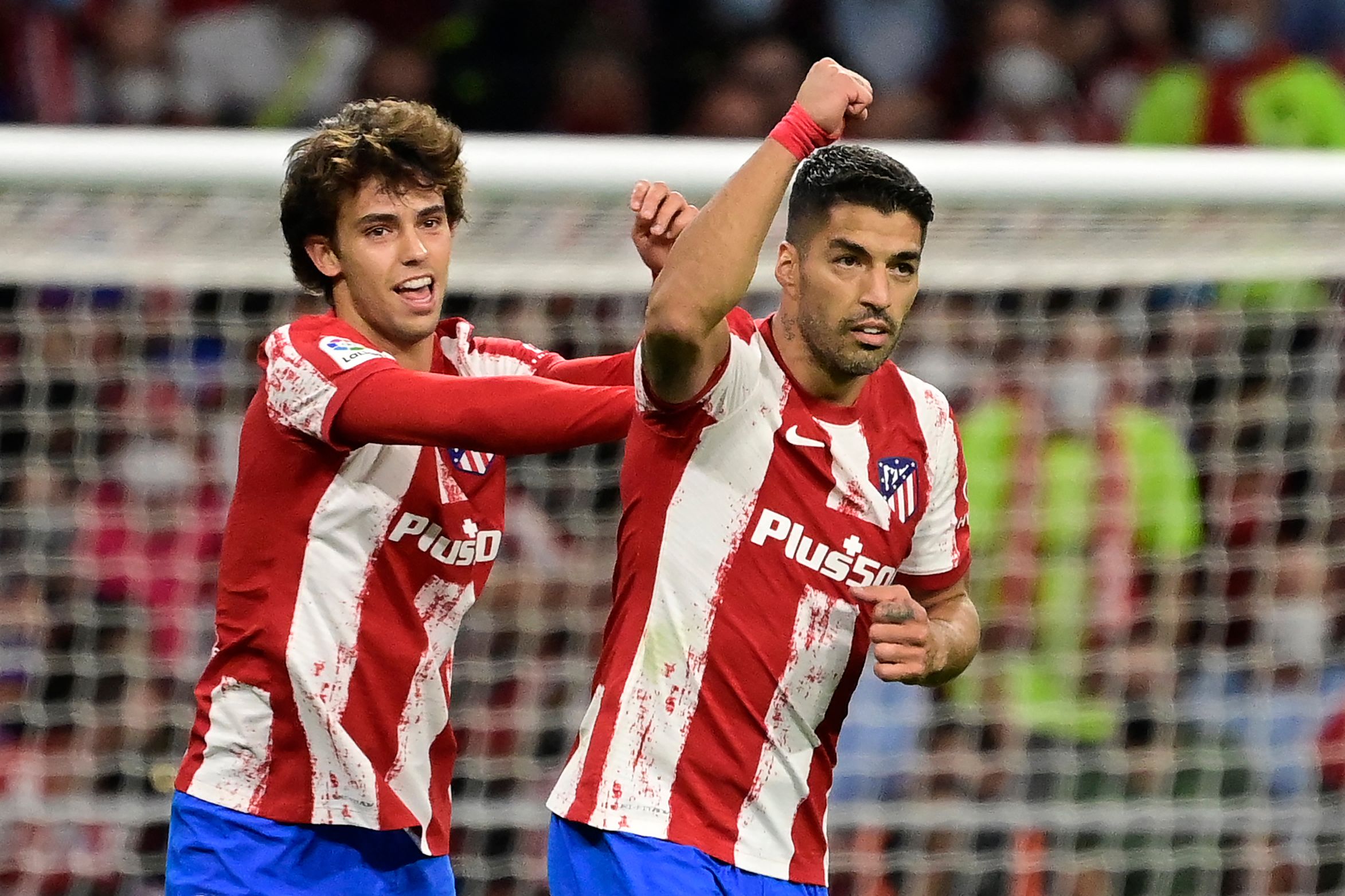 El jugador del Atlético de Madrid, Luis Suarez (derecha) festeja con su compañero Joao Felix después del segudo gol al FC Barcelona en el Wanda Metropolitano. (Foto Prensa Libre: AFP)