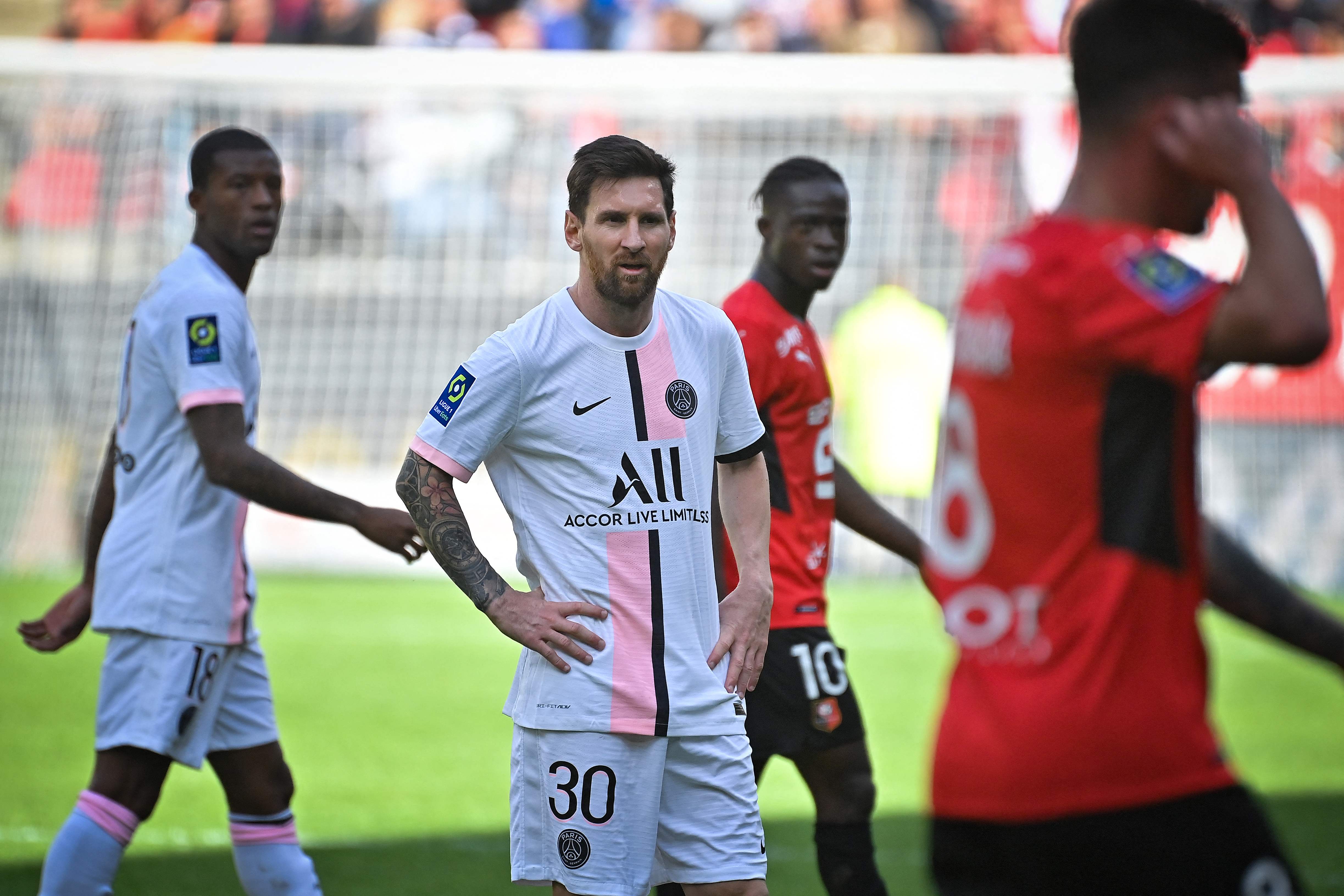 El delantero argentino del Paris Saint-Germain, Lionel Messi (C) reacciona durante la derrota ante el Stade Rennais (Rennes) en el Roazhon Park. (Foto Prensa Libre: AFP)