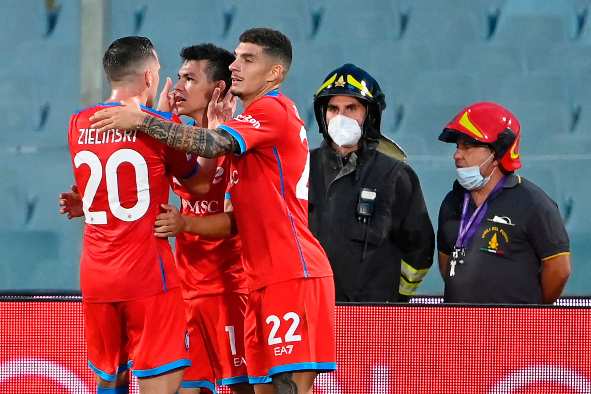 El delantero mexicano del Napoli Hirving Lozano (C) festeja su anotación junto a Giovanni Di Lorenzo (derecha) y Piotr Zielinski (izquierda) frente a la Fiorentina en el Artemio-Franchi. (Foto Prensa Libre: AFP)