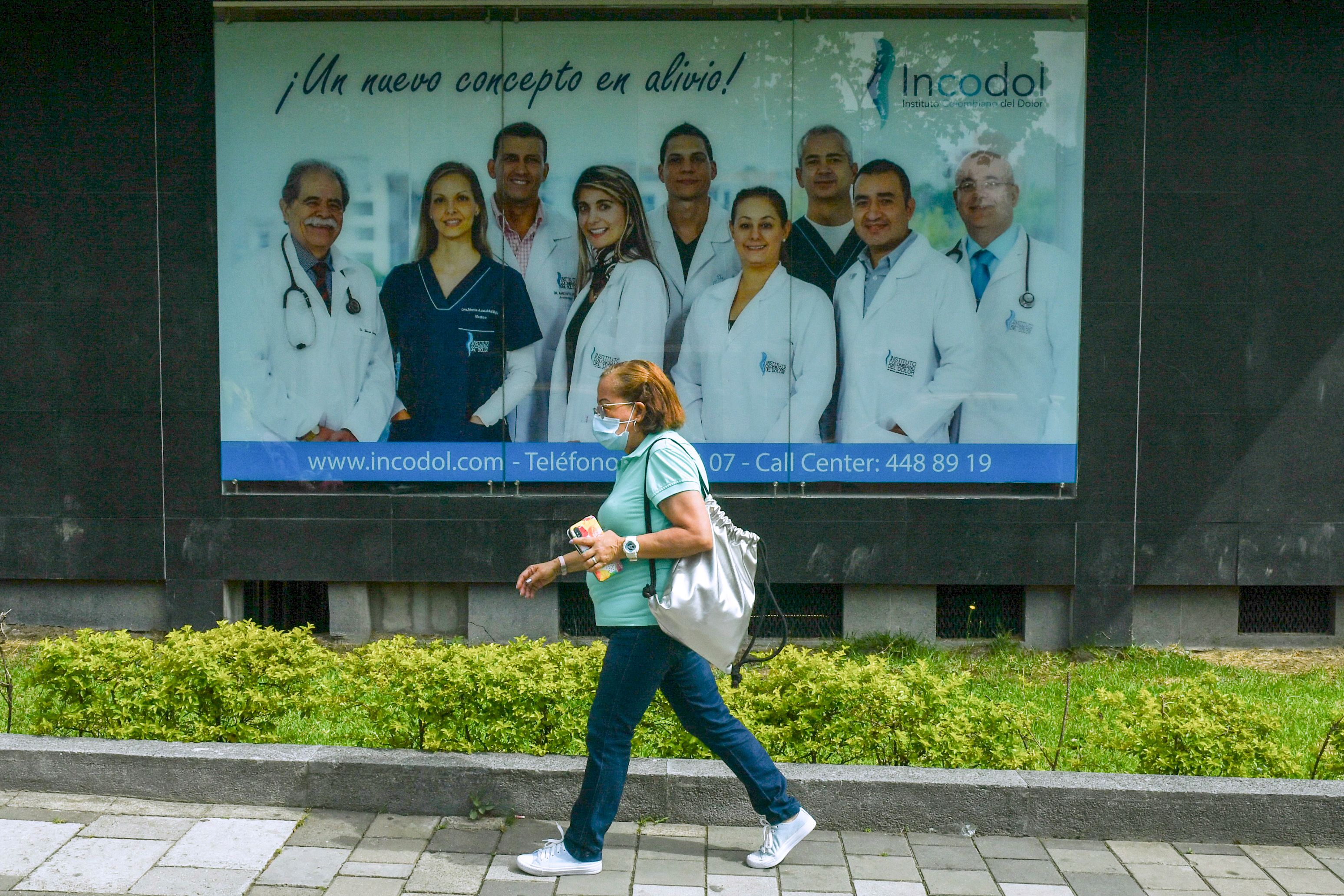 Una mujer pasa por la clínica Instituto Colombiano para el Dolor (INCODOL), en Medellín, Colombia. Esta clínica suspendió un procedimiento de eutanasia que fue aprobado y planeado para el 10 de octubre, para Martha Sepúlveda. (Foto Prensa Libre: AFP)