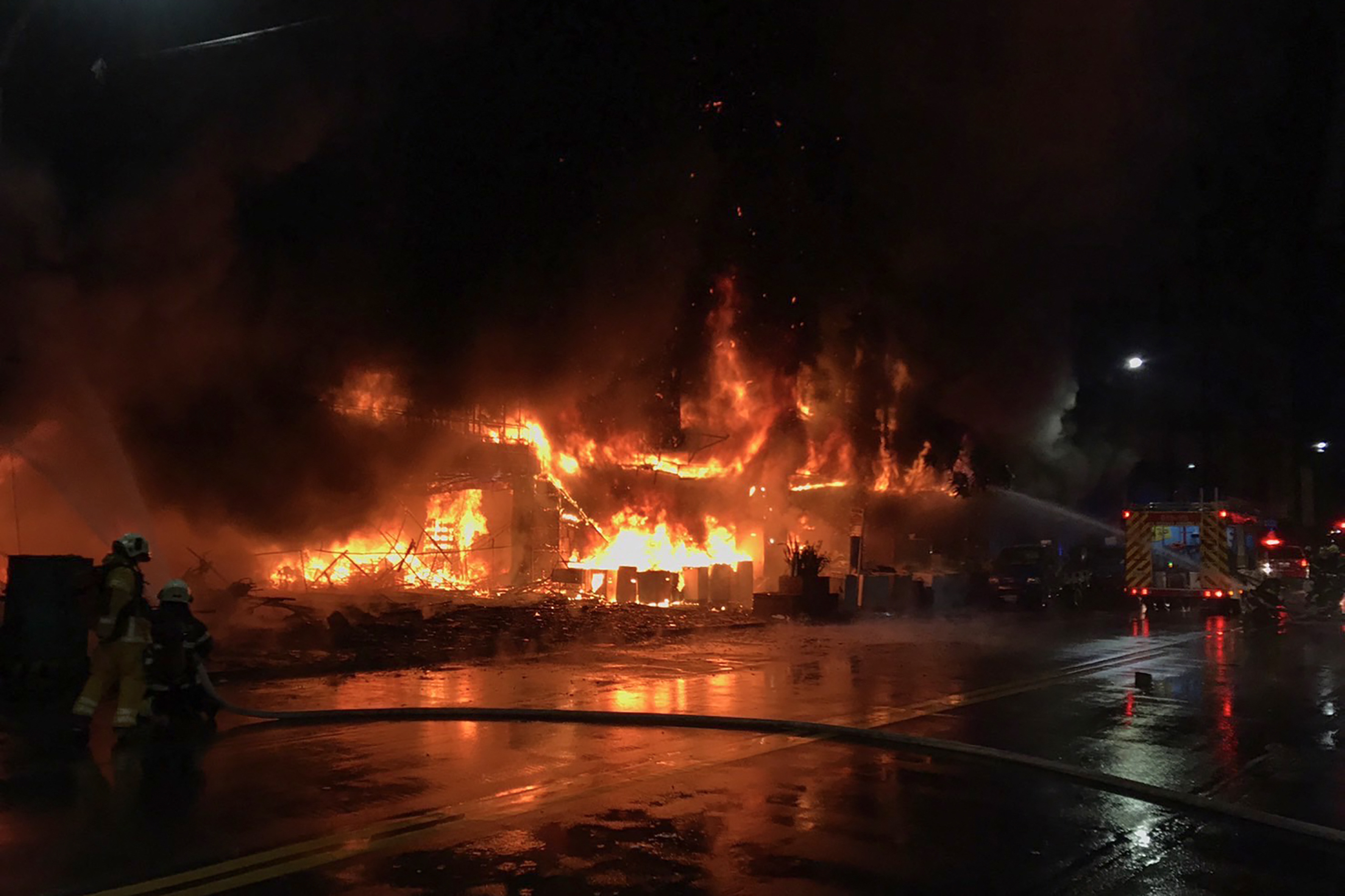 Esta fotografía publicada por el Departamento de Bomberos de Kaohsiung, Taiwán, muestra el incendio que arrasó un edificio. (Foto Prensa Libre: AFP)