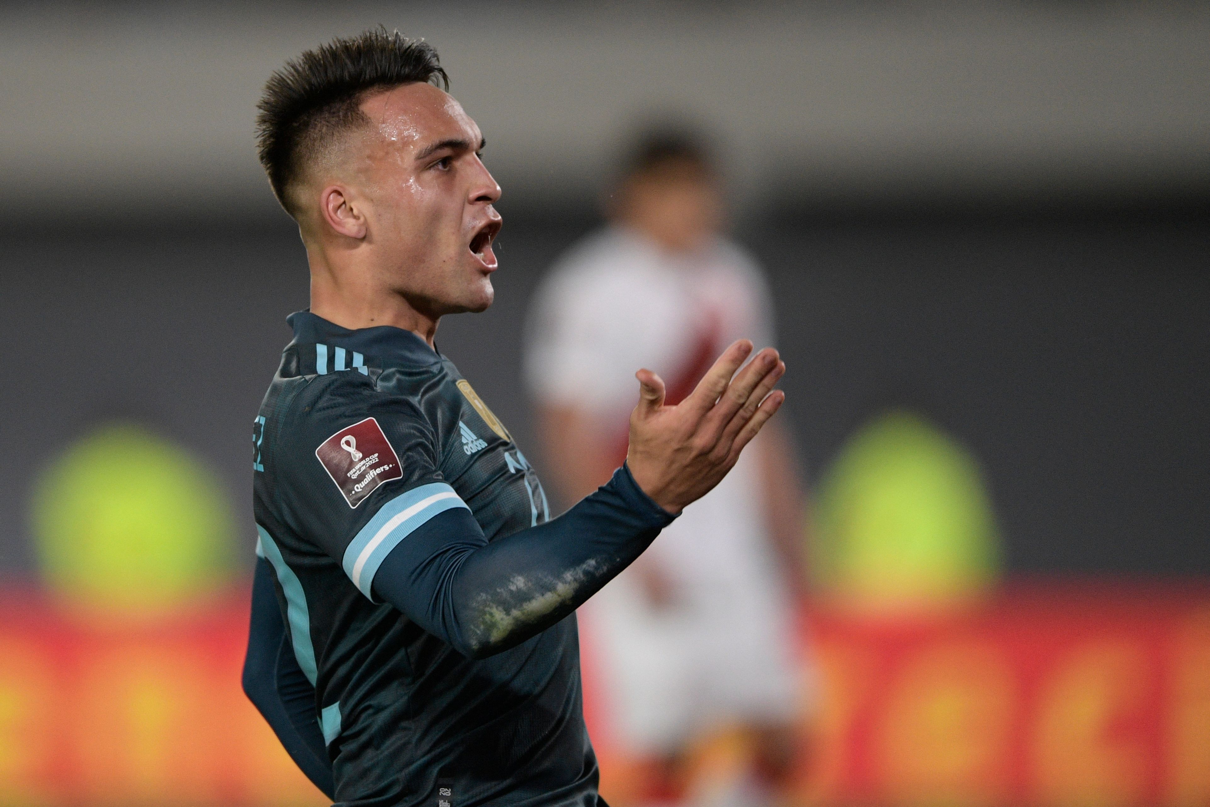 Lautaro Martínez celebra después de marcar el gol que le dio la victoria al final a Argentina ante Perú en el estadio Monumental. Foto Prensa Libre: AFP.