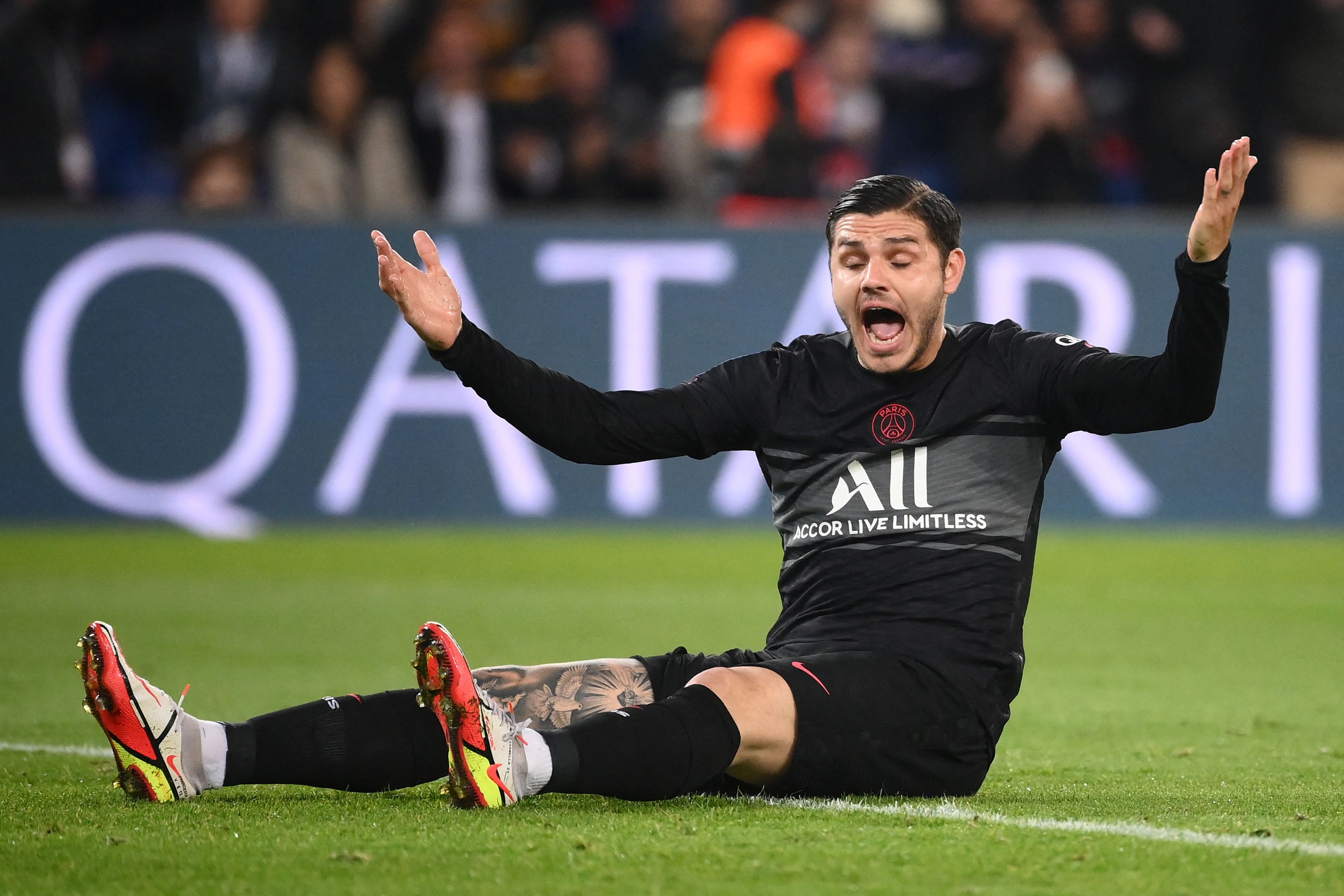 El delantero del Paris Saint-Germain Mauro Icardi durante el enfrentamiento con el SCO Angers en el Parc des Princes. (Foto Prensa Libre: AFP)