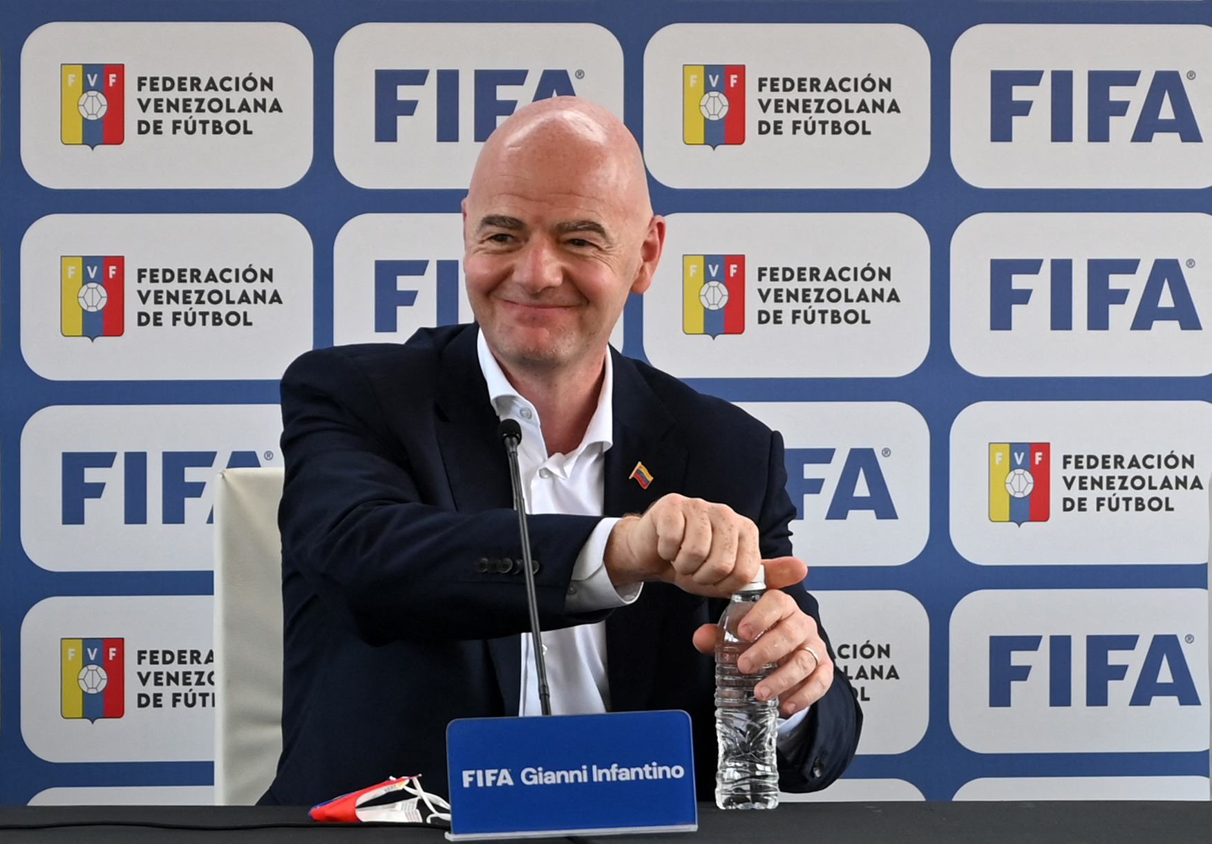 El presidente de FIFA Gianni Infantino durante una conferencia de prensa desde la Federación Venezolana de Futbol (FVF). (Foto Prensa Libre: AFP)