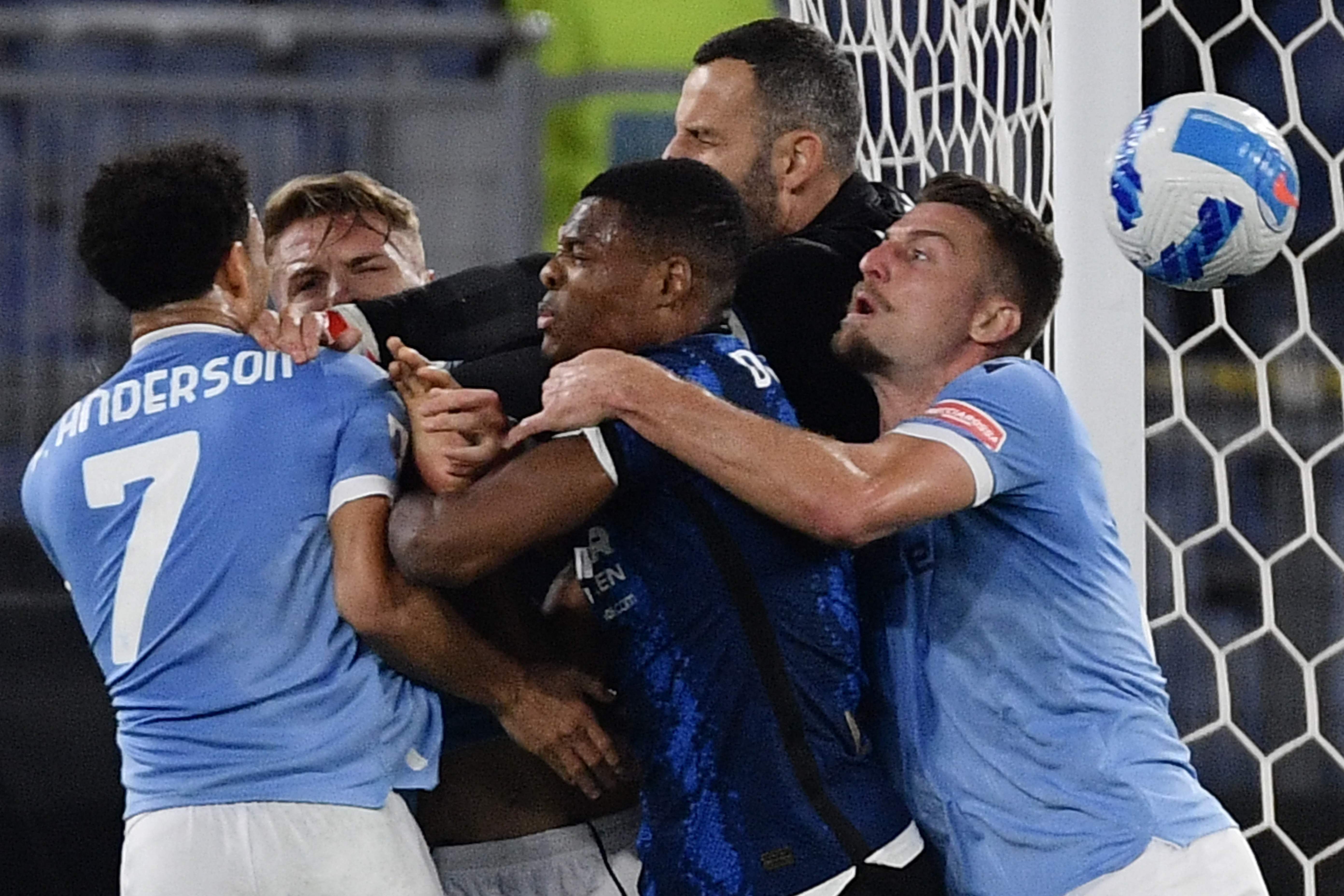 El jugador de la Lazio Felipe Anderson, Ciro Immobile y Sergej Milinkovic-Savic junto a los del Inter Denzel Dumfries y Samir Handanovic durante un conato de bronca en el duelo entre ambos clubes. (Foto Prensa Libre: AFP)