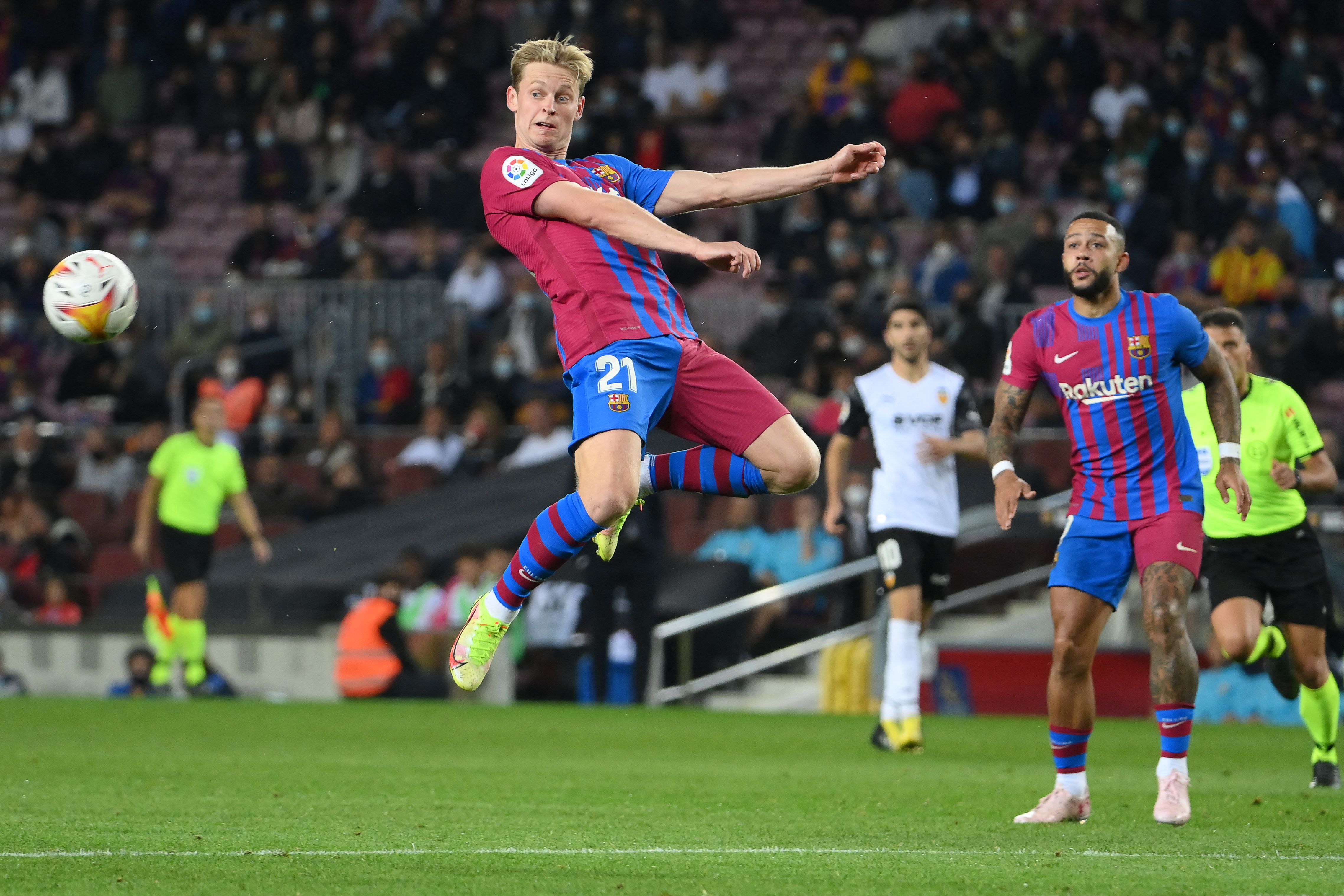 El jugador del Barcelona Frenkie De Jong salta por el balón en el duelo ante el Valencia CF. (Foto Prensa Libre: AFP)