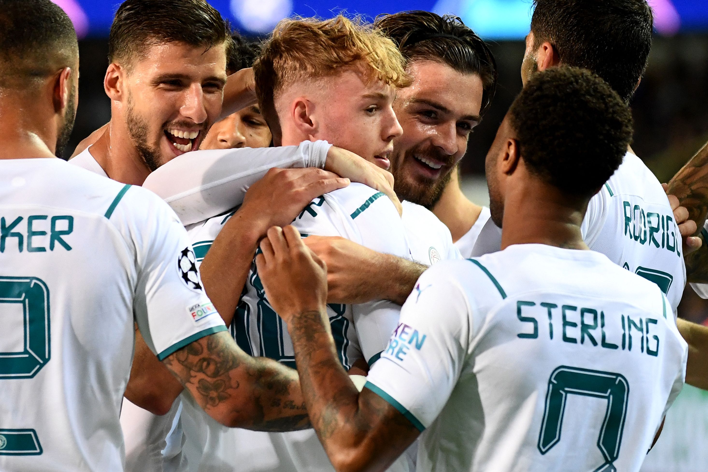 El mediocampista del Manchester City Cole Palmer es felicitado por sus compañeros después de marcar uno de los cinco goles ante el Brujas. Es el primero que marca en su carrera en la Liga de Campeones. Foto Prensa Libre: AFP.