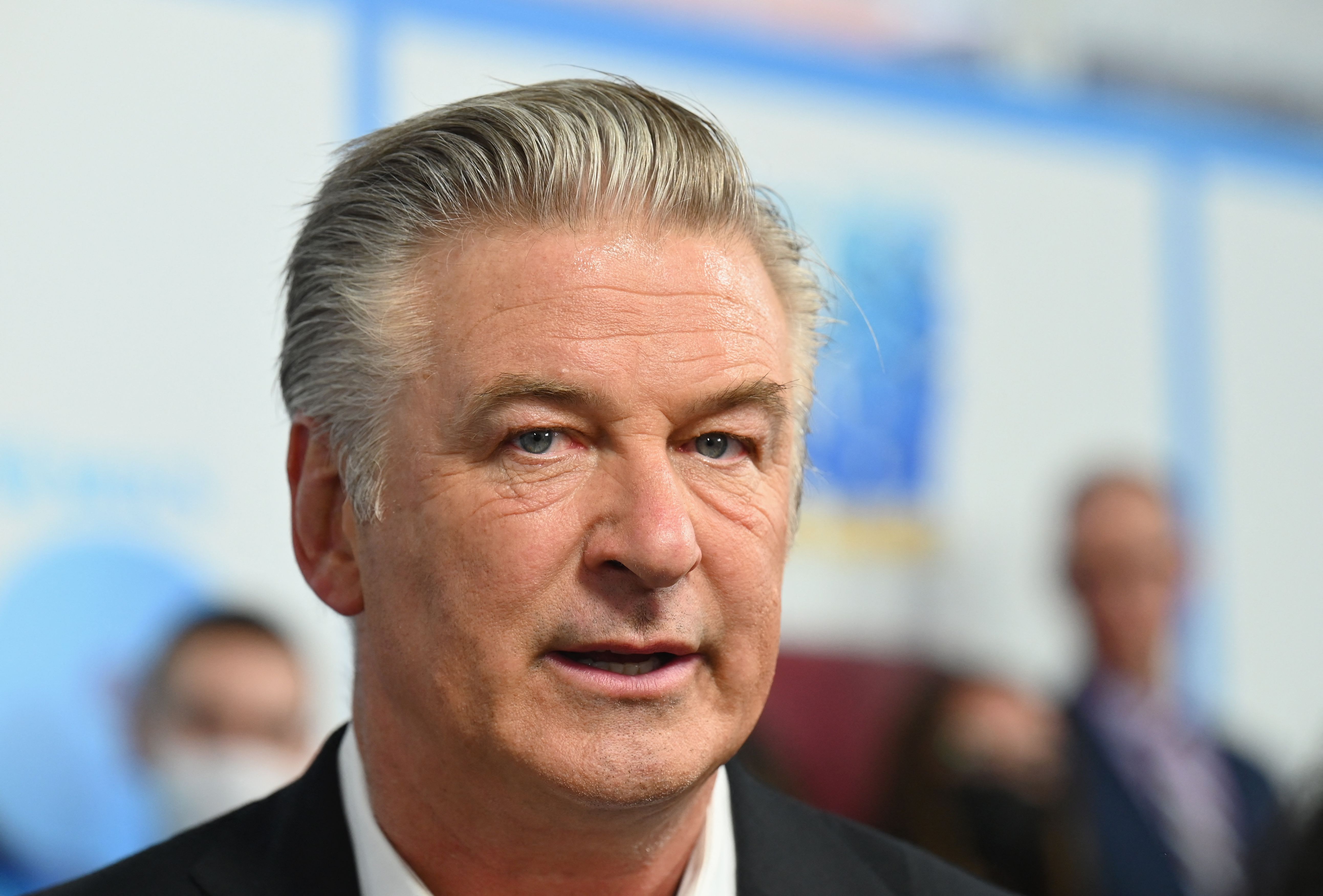 El actor Alec Baldwin se vio involucrado en un incidente que le costó la visa a una mujer durante la grabación de una escena de una película. (Foto Prensa Libre: AFP)