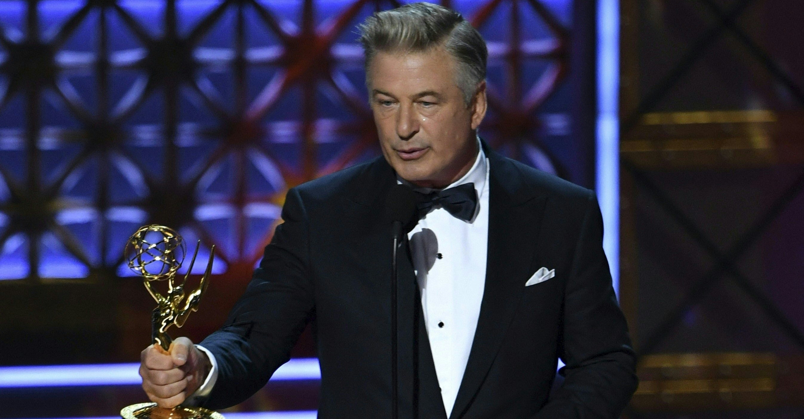 Alec Baldwin al recibir el premio a Mejor Actor de Reparto en la serie de comedia "Saturday Night Live". (Foto Prensa Libre: AFP)