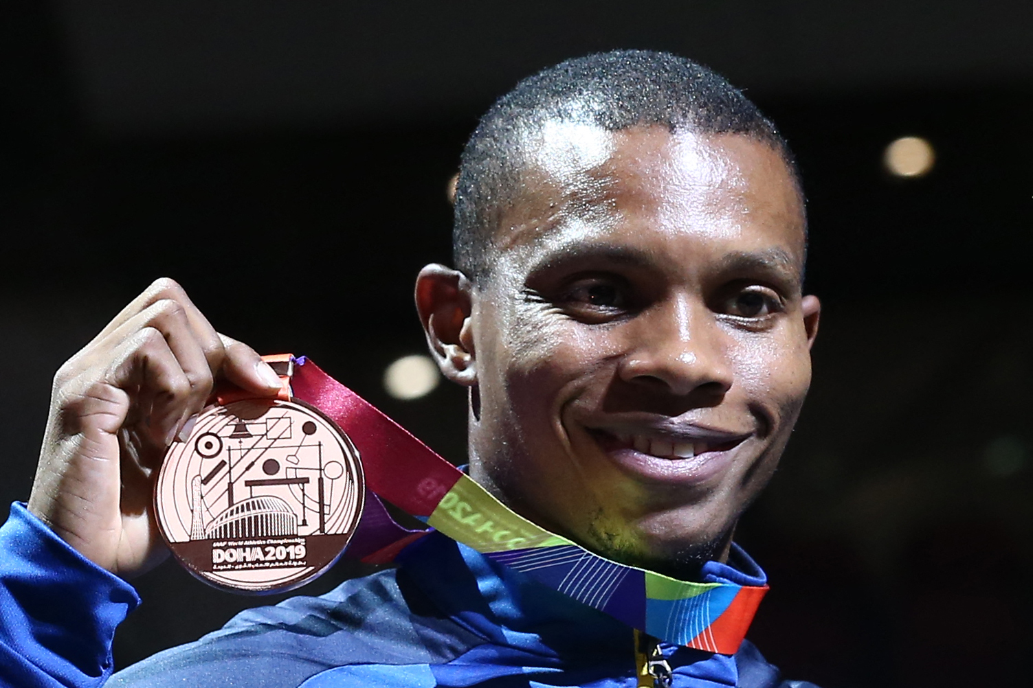 Foto tomada el 2 de octubre de 2019, el medallista de bronce Alex Quinonez durante la entrega de preseas de los 200m en el IAAF World Athletics Championships de Doha. (Foto Prensa Libre: AFP)