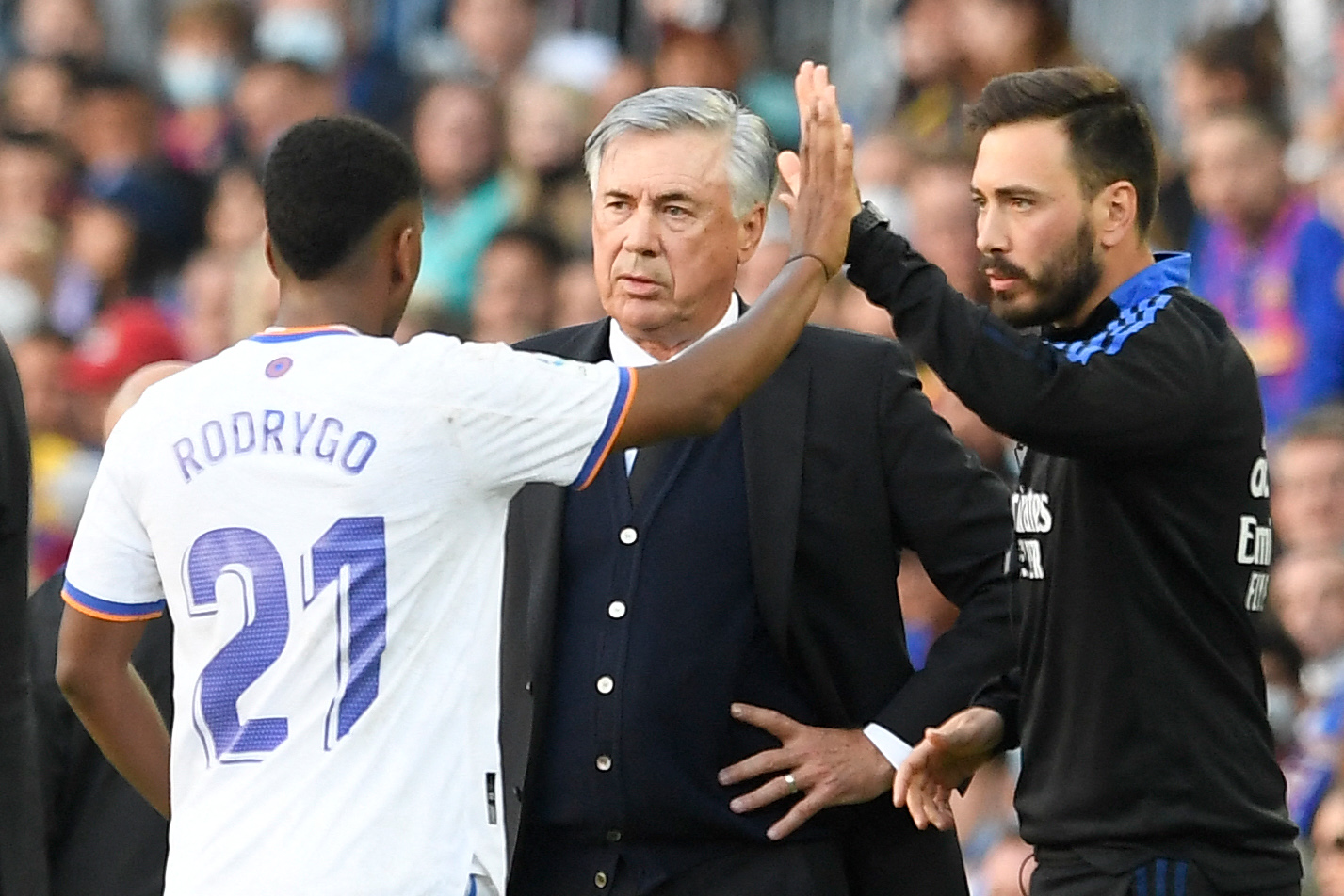 El entrenador del Real Madrid Carlo Ancelotti (Centro) platica con Rodrygo reemplazado en el duelo ante el FC Barcelona el fin de semana anterior. (Foto Prensa Libre: AFP)