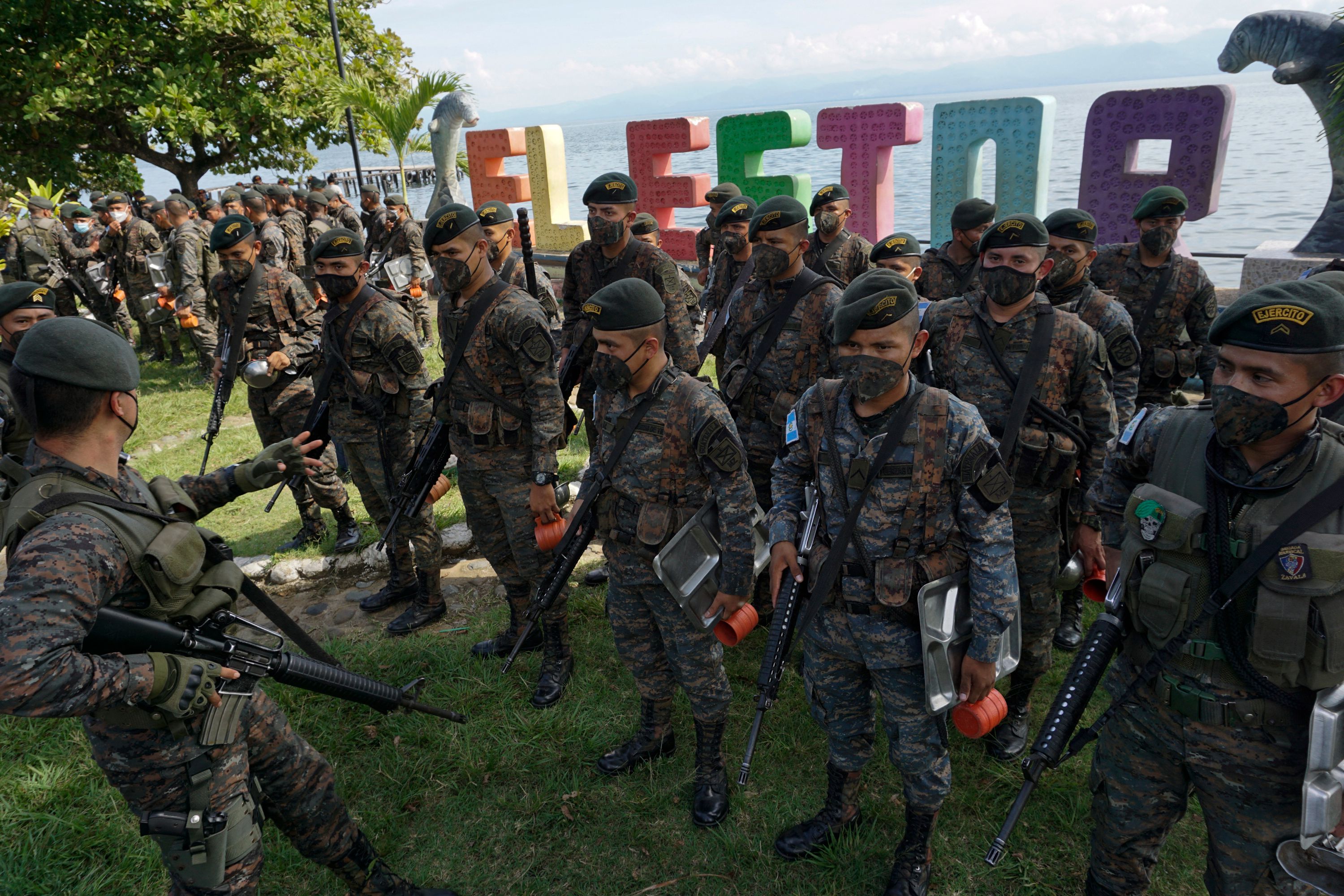 Las fuerzas de seguridad toman el control en El Estor, Izabal. (Foto Prensa Libre: AFP)