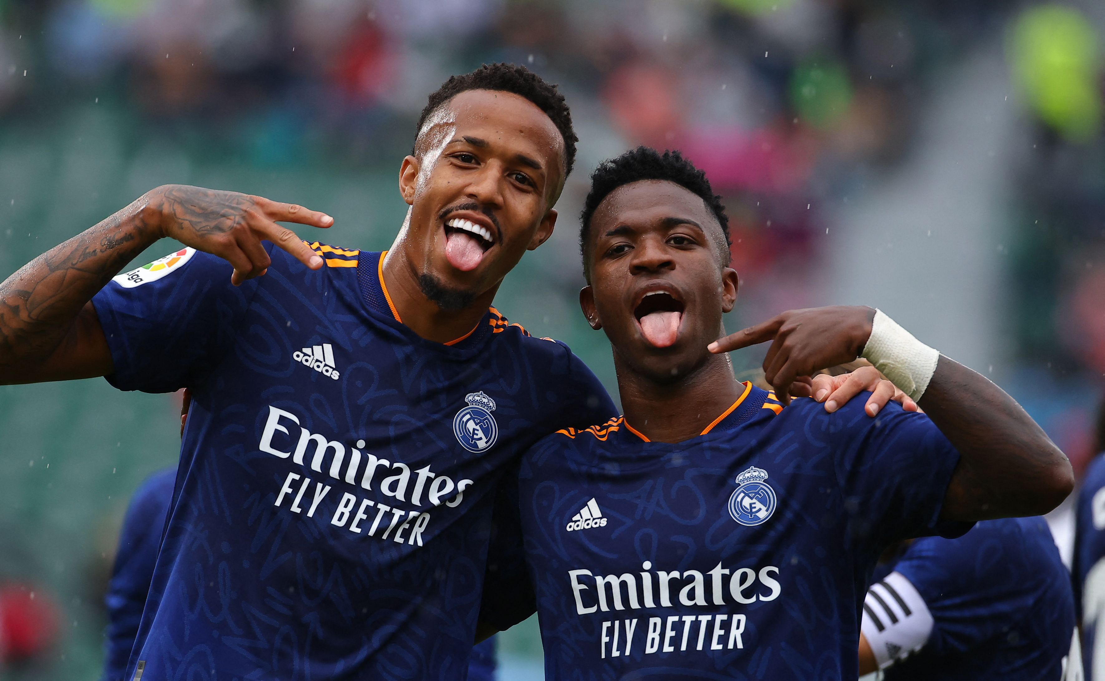 Los jugadores del Real Madrid Vinicius Junior (Derecha) y Eder Militao festejan luego de anotarle al Elche CF en el Martinez Valero. (Foto Prensa Libre: AFP)