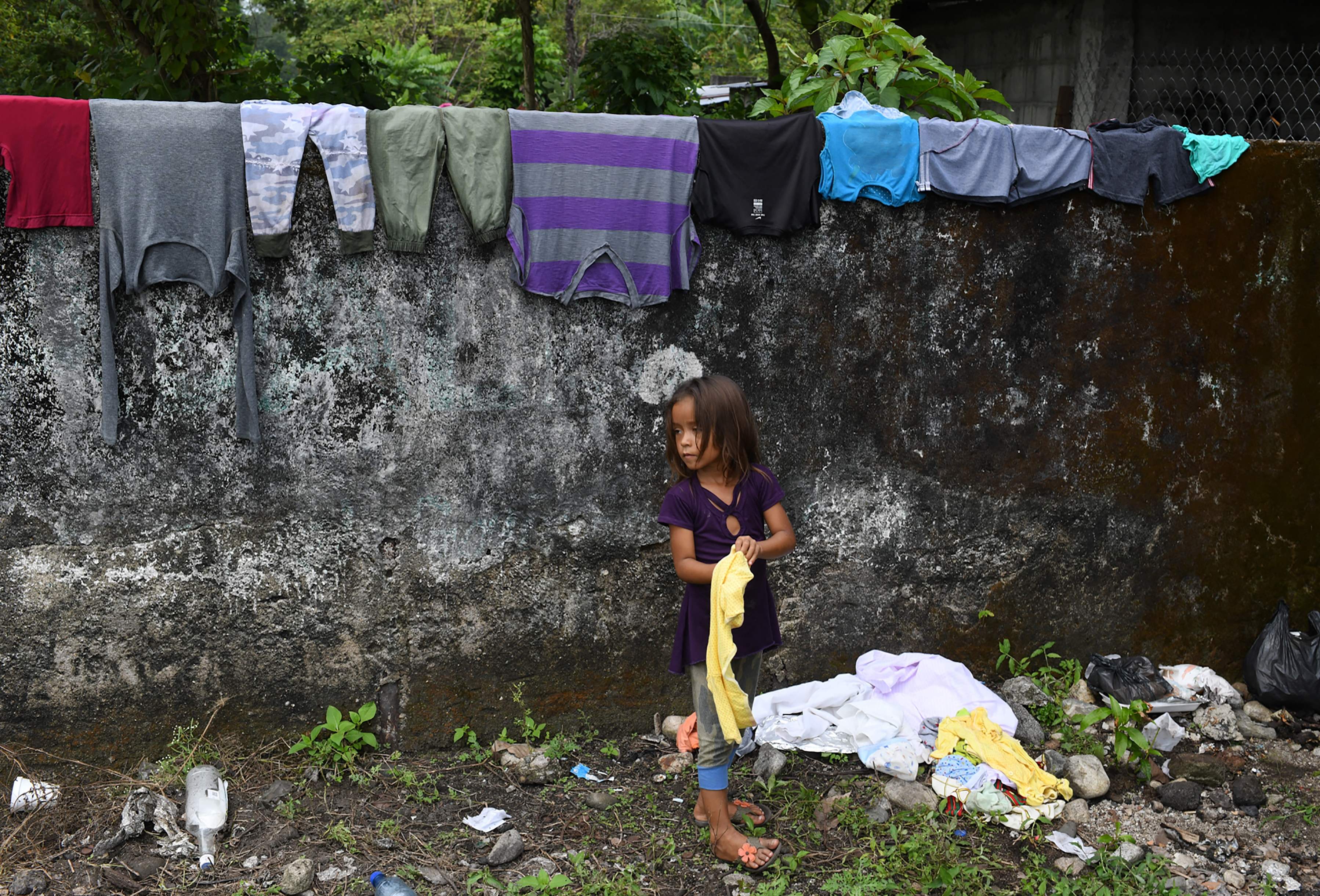 Una niña que forma parte de la caravana que se dirige hacia Estados Unidos en búsqueda de refugio. Foto: AFP